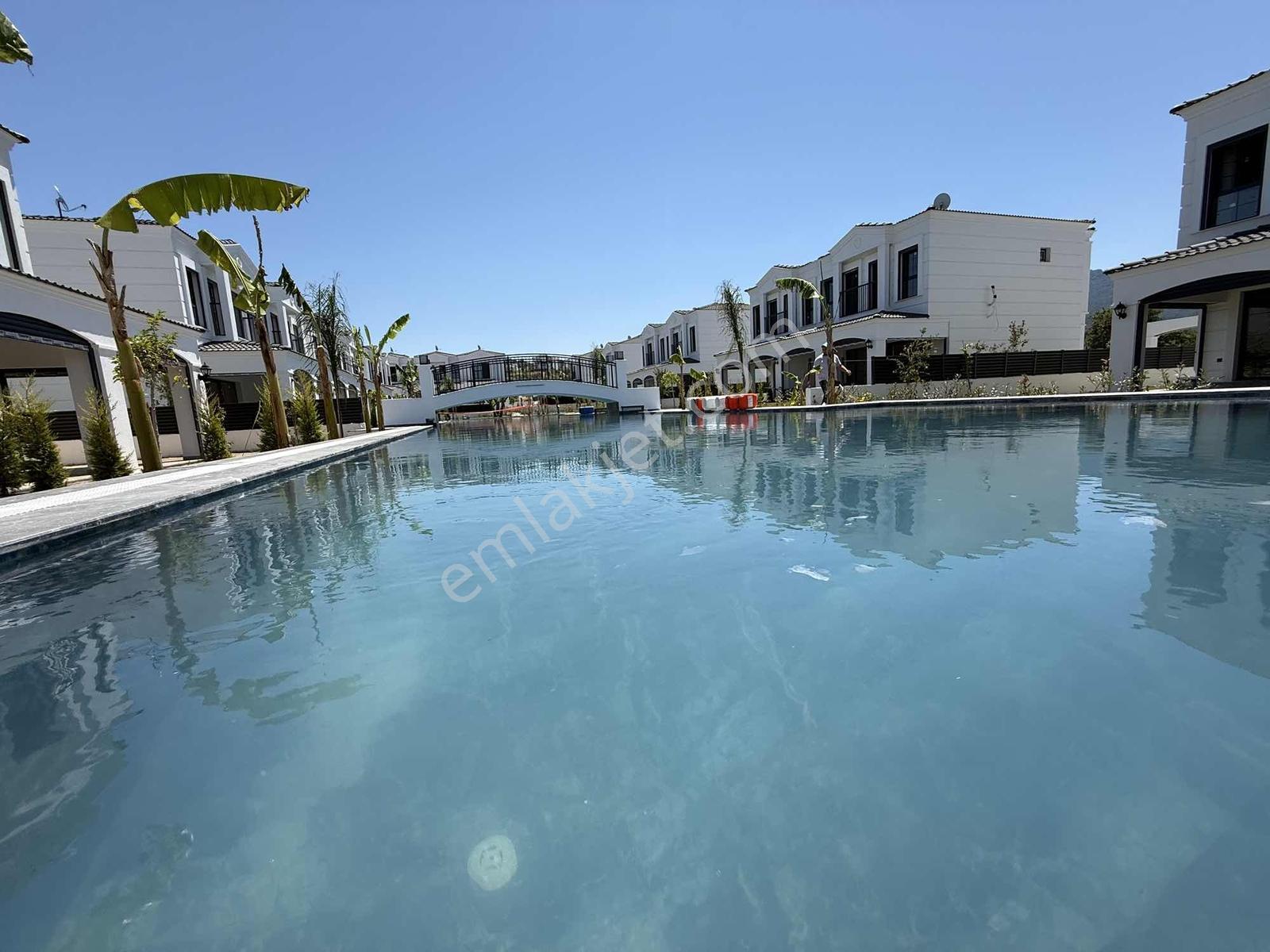 Kuşadası Davutlar Havuzlu Sitede Satılık 3+1 Villalar - Görsel 8