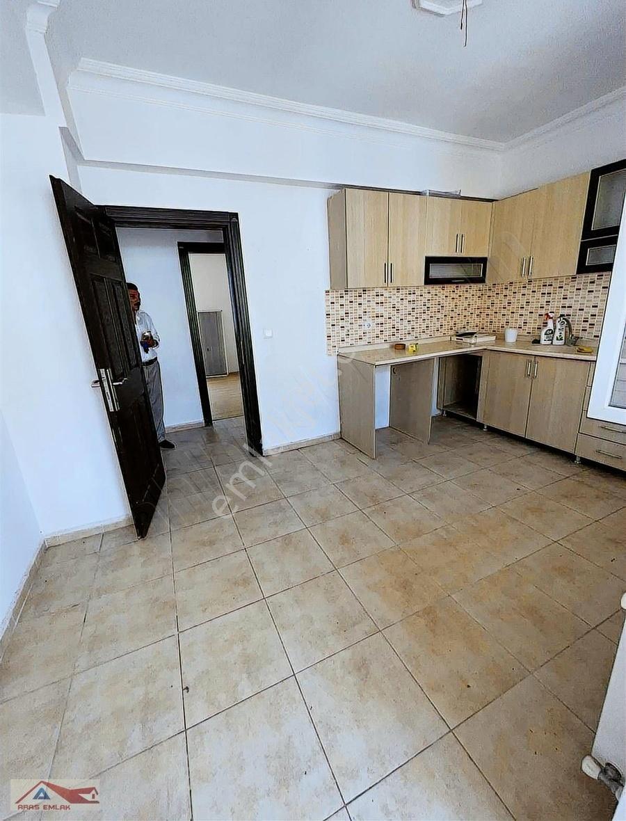 Doğalgazlı Şehrin İçinde Geniş Ara Katta 3+1 Bakımlı Ferah Daire - Görsel 5