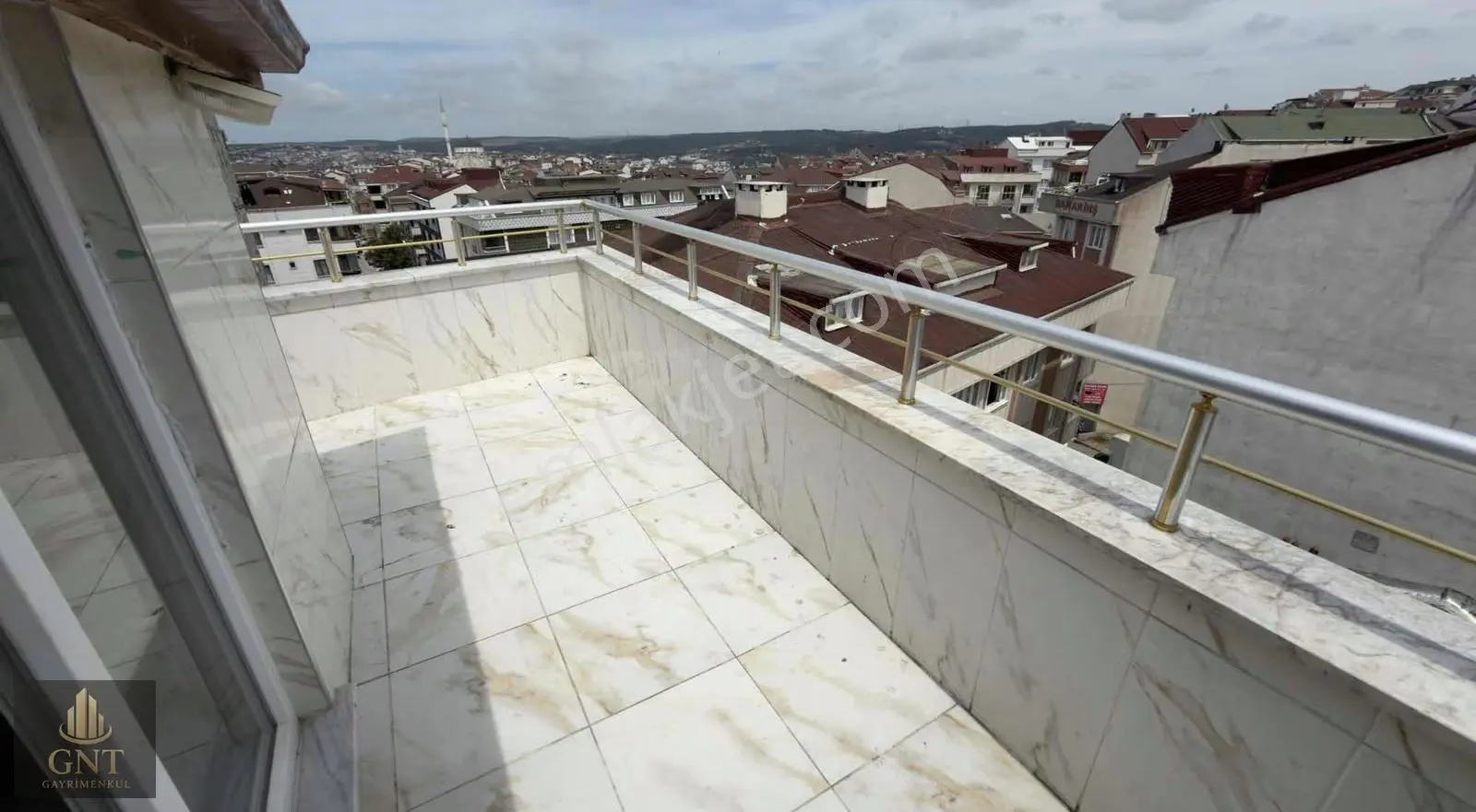 Salıpazarında Yeni 2+1 Çatı Katı Çift Balkonlu Kiralık Daire - Görsel 4