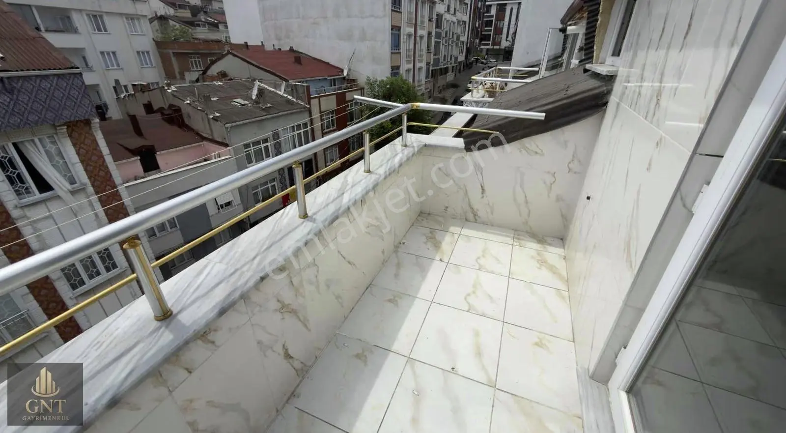 Salıpazarında Yeni 2+1 Çatı Katı Çift Balkonlu Kiralık Daire - Görsel 2