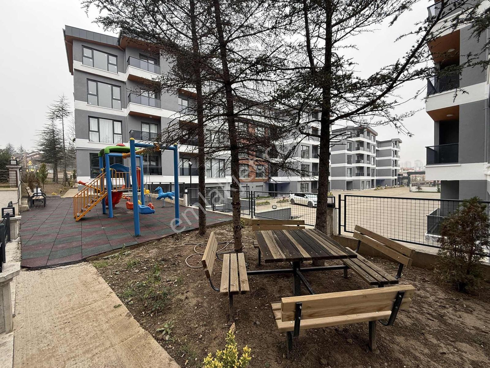 İncek'te Güvenlik'li Site'de Güney Cephe Bağımsız Mutfaklı Daire - Görsel 40