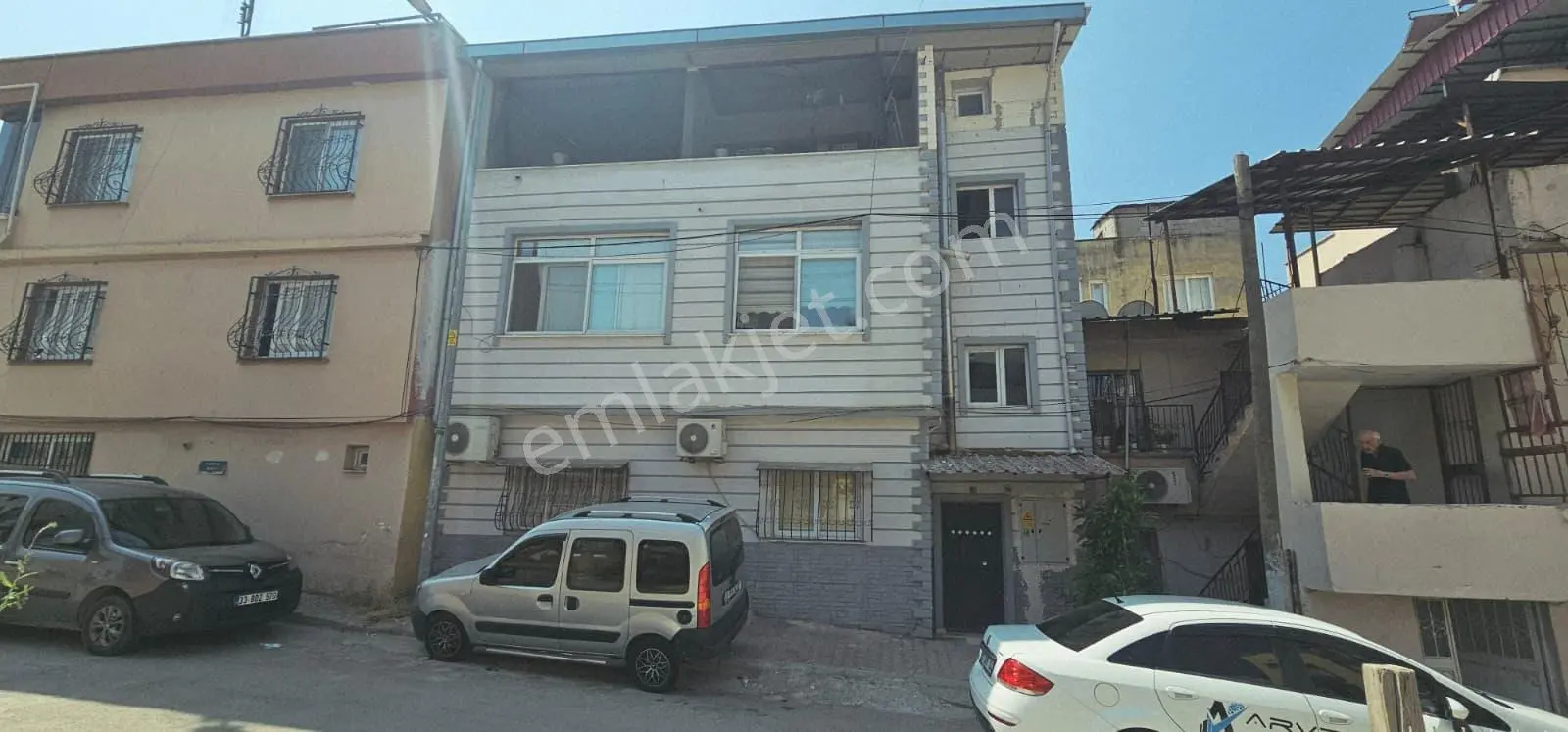 Arve'den Yalınayak'ta Satılık Müstakil 3 Katlı Ev