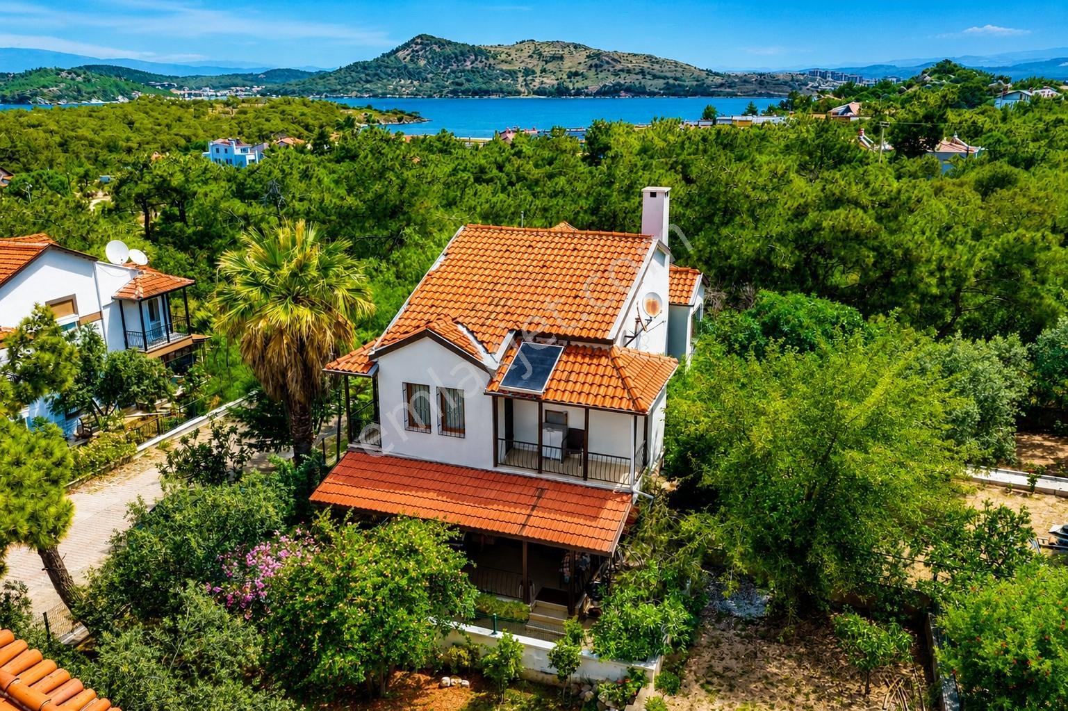 Umas Solutıon'dan Murat Reis'te Köşe Parsel Büyük 3 Katlı Villa