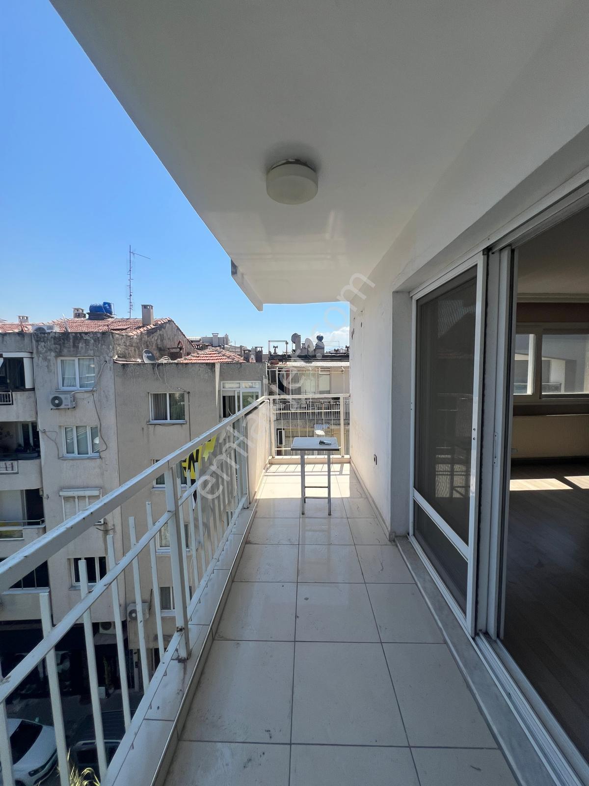 Karşıyaka İskele Karşısı Sokağında 2+1 Geniş Kiralık Daire - Görsel 16