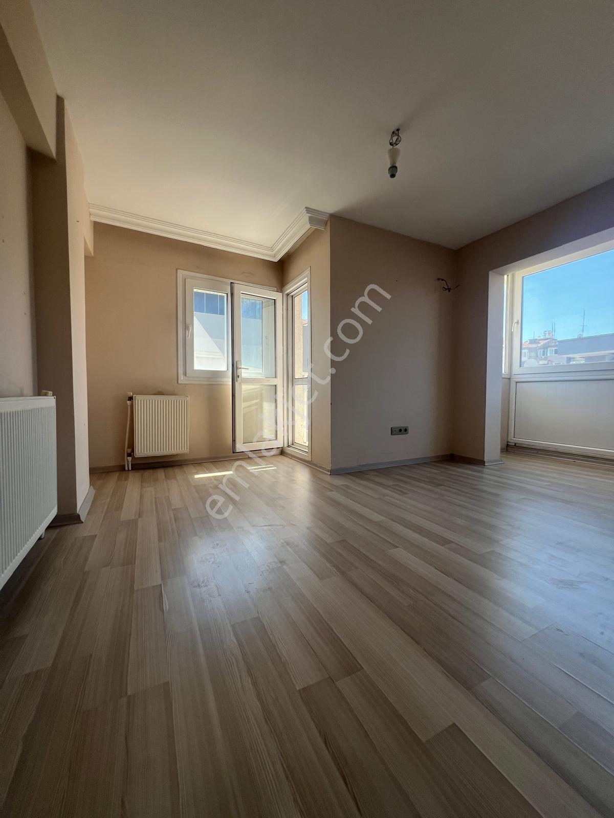 Karşıyaka İskele Karşısı Sokağında 2+1 Geniş Kiralık Daire - Görsel 4