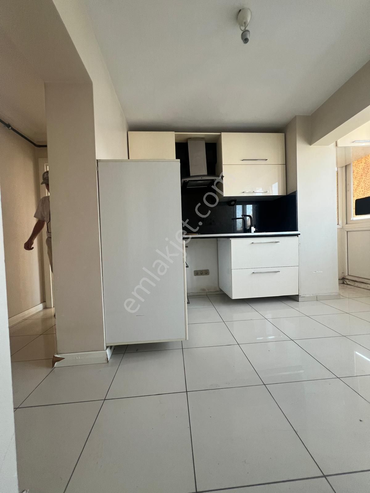 Karşıyaka İskele Karşısı Sokağında 2+1 Geniş Kiralık Daire - Görsel 2