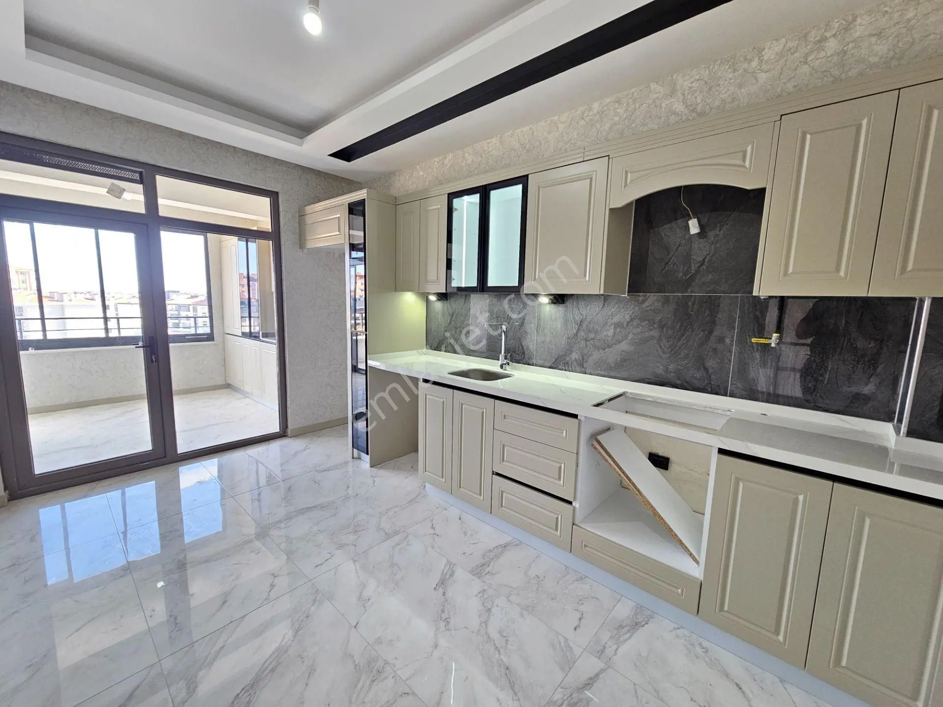 Selehaddin Eyyubi Mahallesin'de Mete Konakları'na Çok Yakın Konumda Site İçerisinde Lüks 3+1 Daire