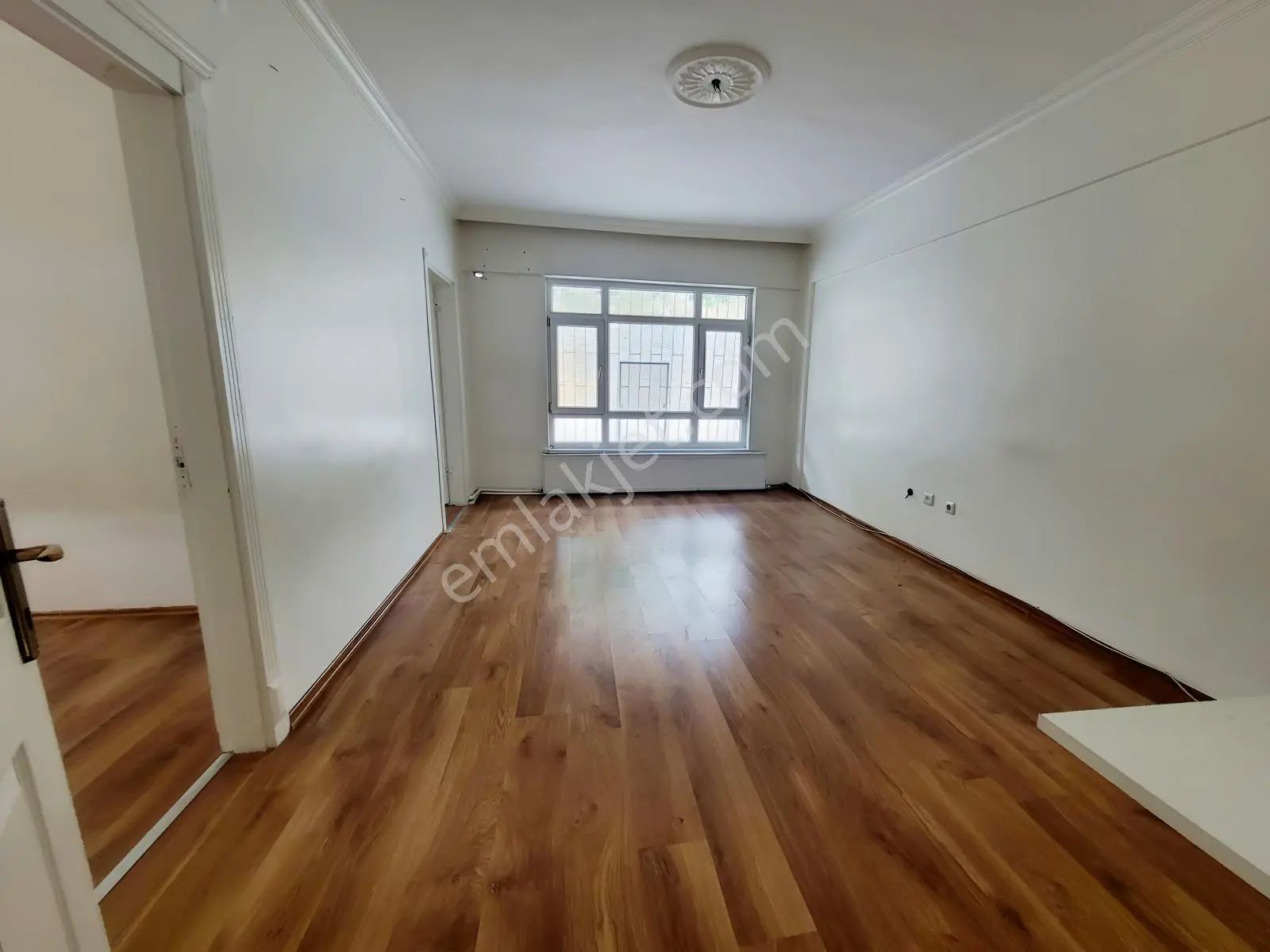 Ahiler'den Seda Sokakta Kuzey Batı Cephe Giriş Katta Kiralık !!!