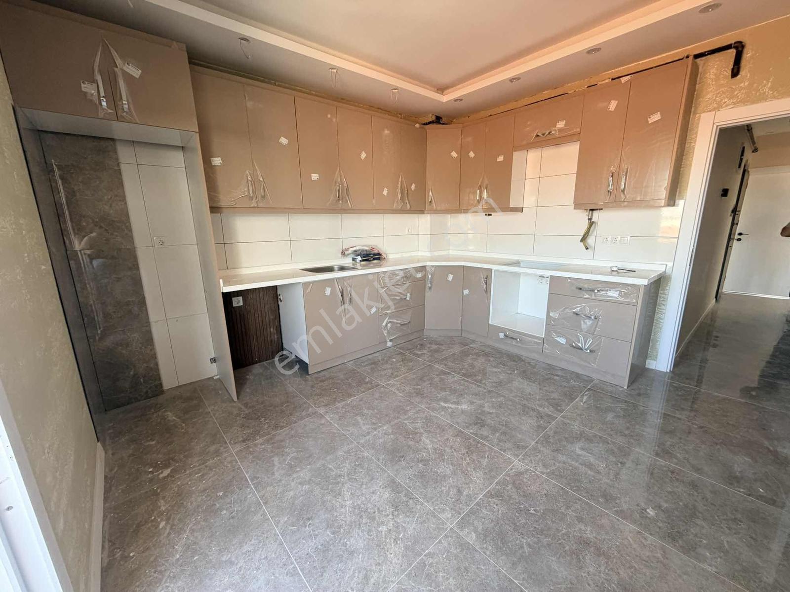 Karşıyaka Bahariyede Komple Tadilatlı Geniş 2+1 Daire
