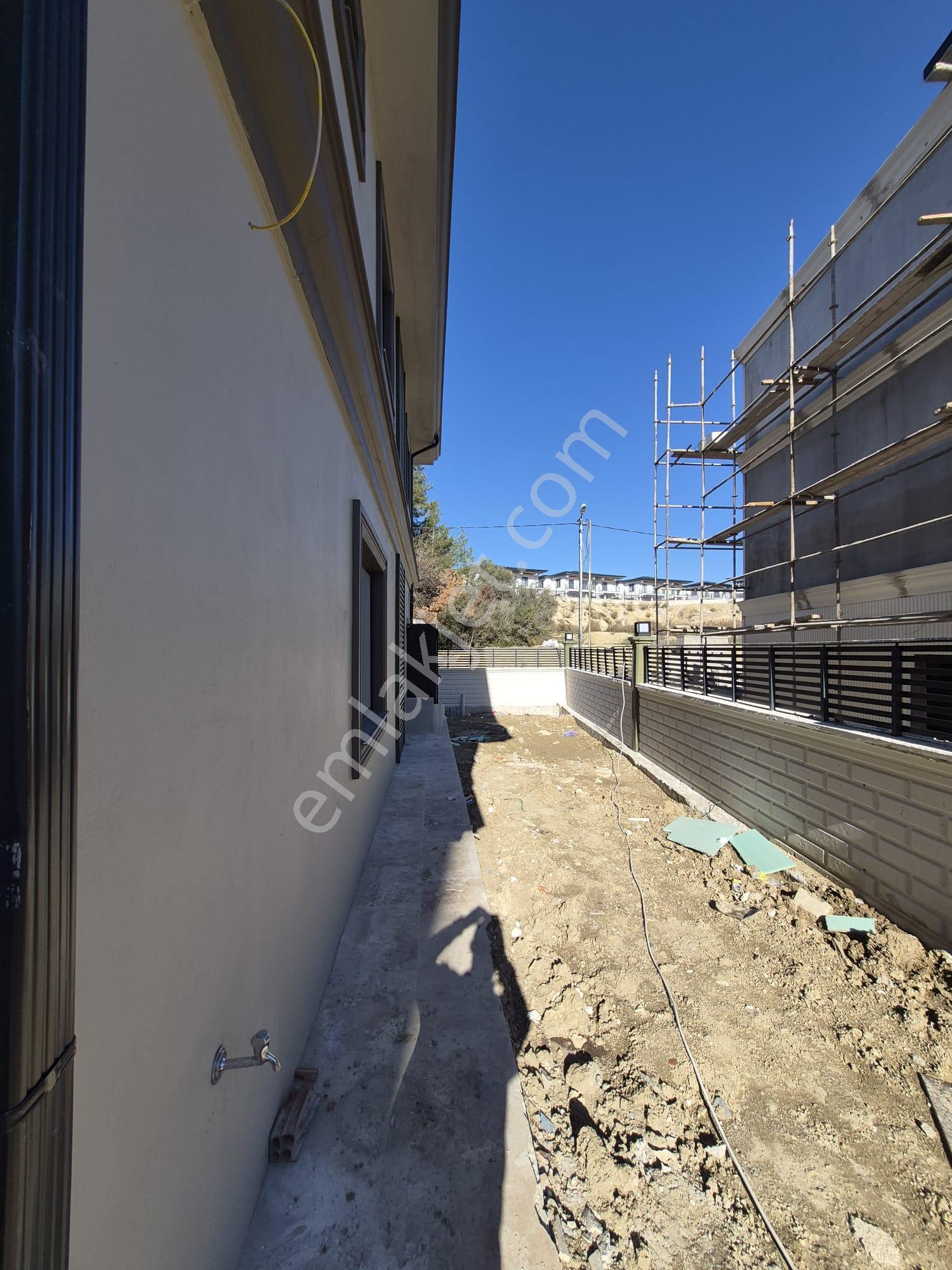 4+1 Çınarlı Tripleks Sıfır Villa 3balkon Havuz 200m2 Otopark 300m Arsa Teras G.oda 2banyo Barbekü - Görsel 15