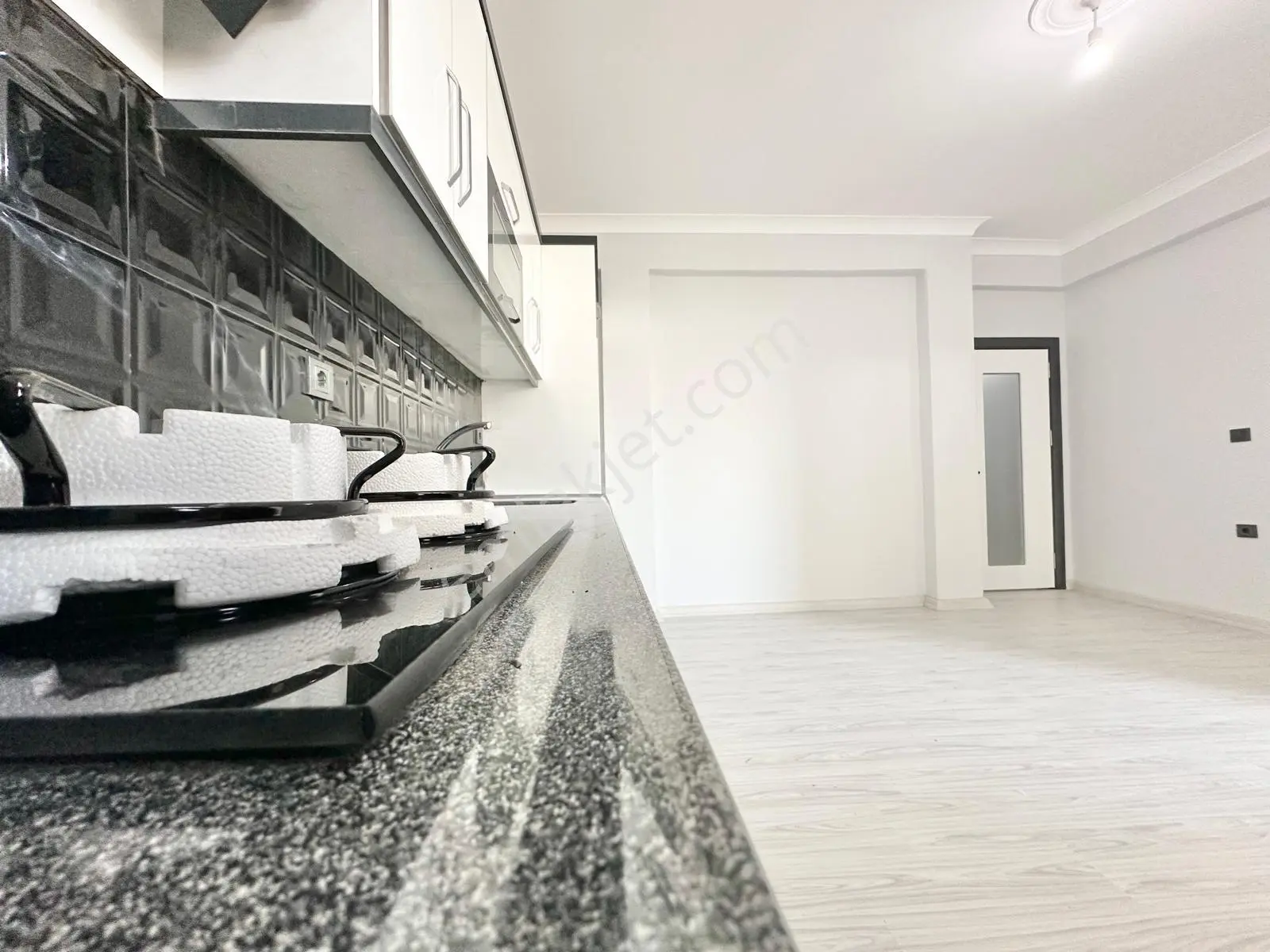 ⭐ay Emlak'tan⭐akçay'da Denize Yakın Ön Cephe Şık Tasarımlı Ara Kat Satılık 1+1 Lüks Daire - Görsel 4