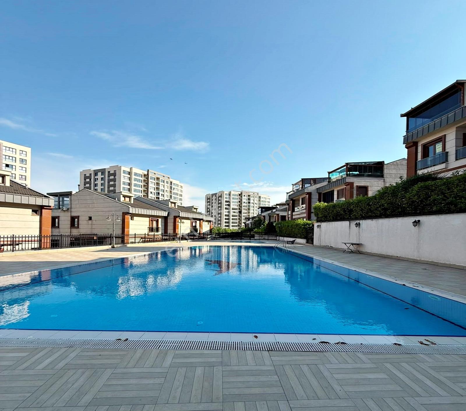 Barış Mahallesinde Site İçi Müstakil Bahçeli 6+2 Satılık Villa