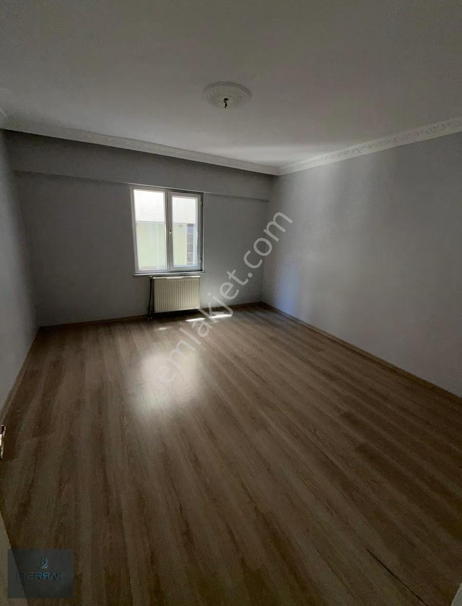 Berrak'tan Muhittin Mah. 3+1 Cadde Cephe Satılık Ferah Daire - Görsel 3