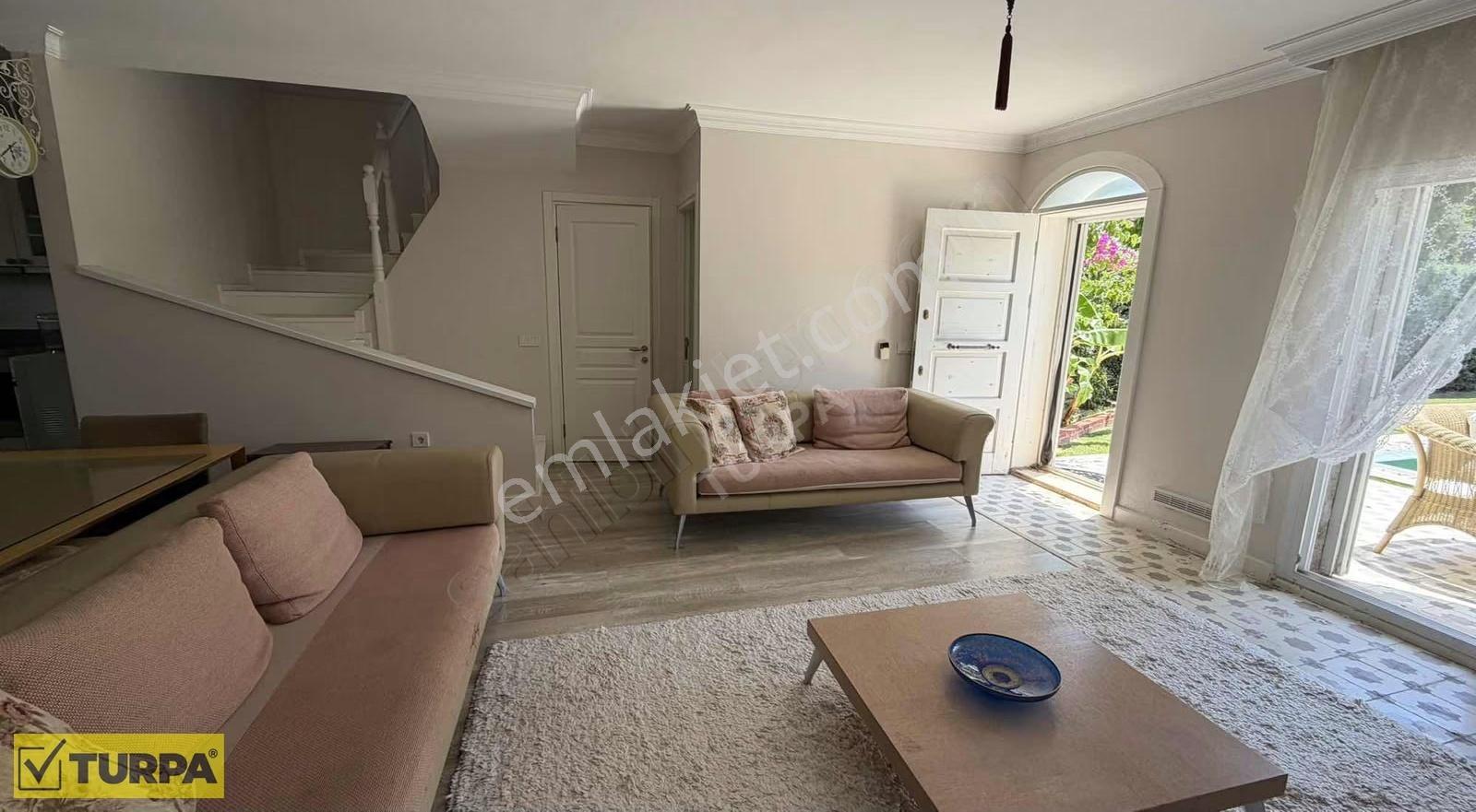 Çeşme Alaçatı Mahallesi 4+1 Eşyalı Havuzlu Villa - Görsel 9
