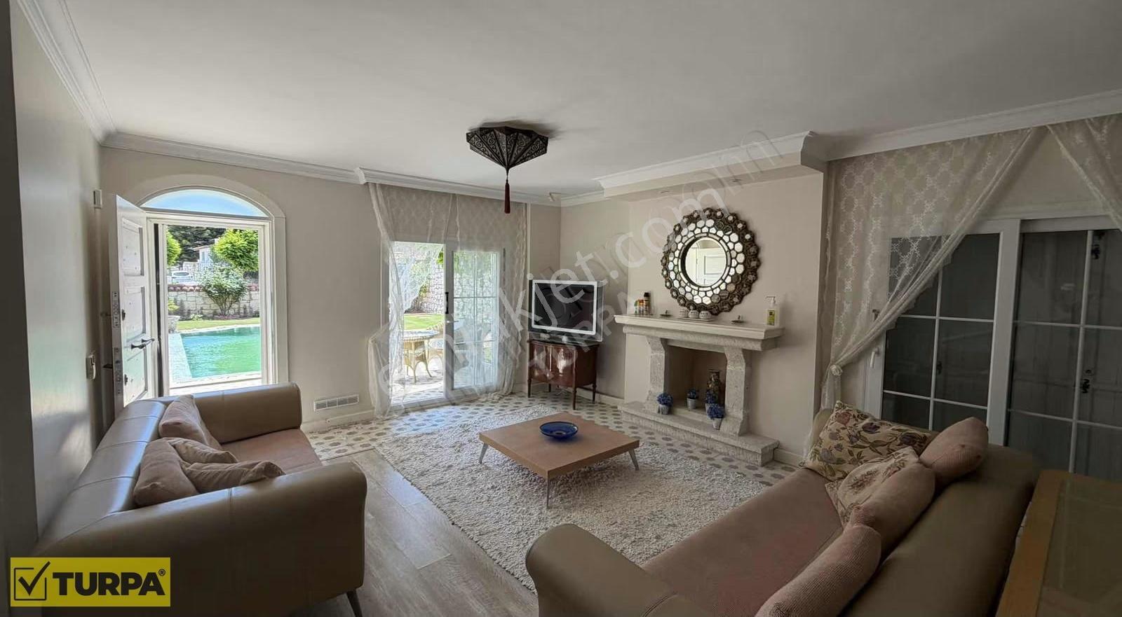 Çeşme Alaçatı Mahallesi 4+1 Eşyalı Havuzlu Villa - Görsel 26