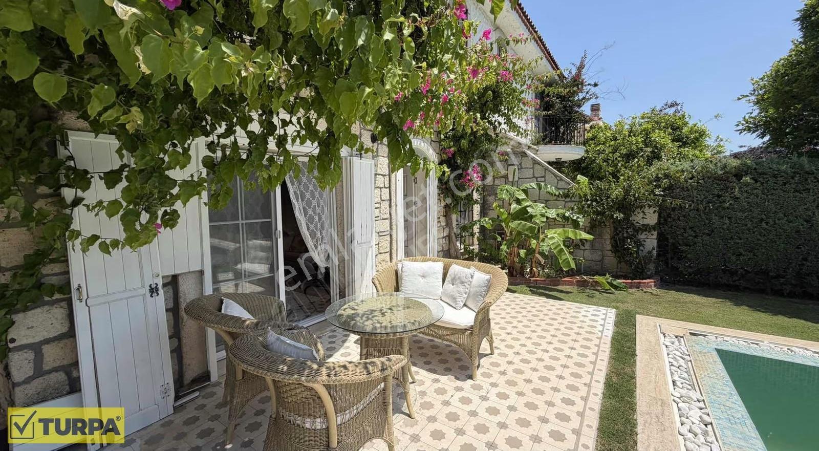 Çeşme Alaçatı Mahallesi 4+1 Eşyalı Havuzlu Villa - Görsel 30