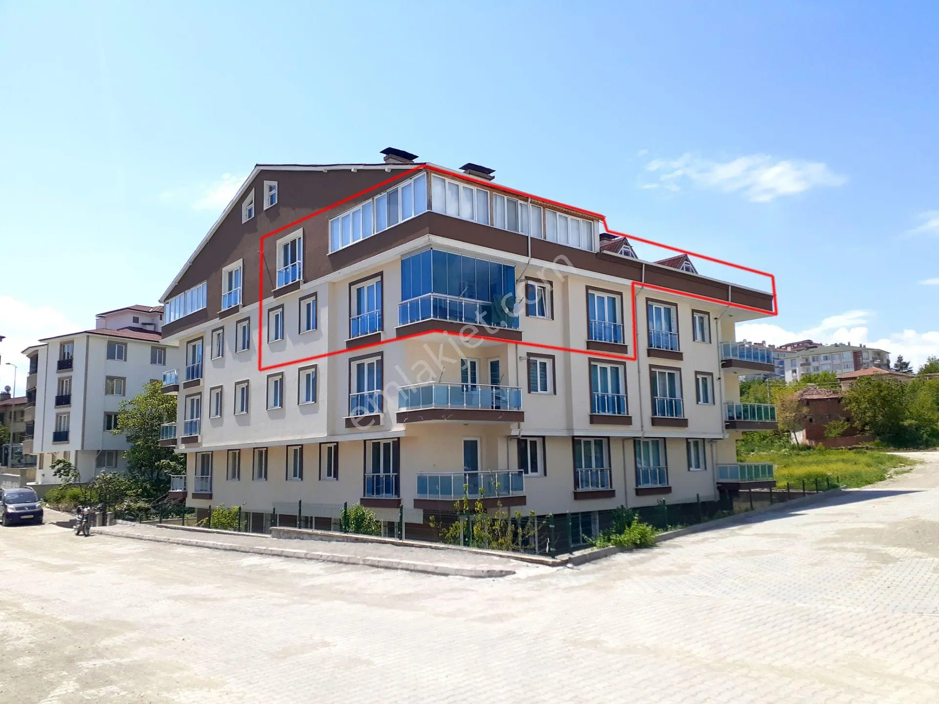 Galeri Basri Emlak - Tosya Bahçelievlerde Satılık 7+2 Dubleks