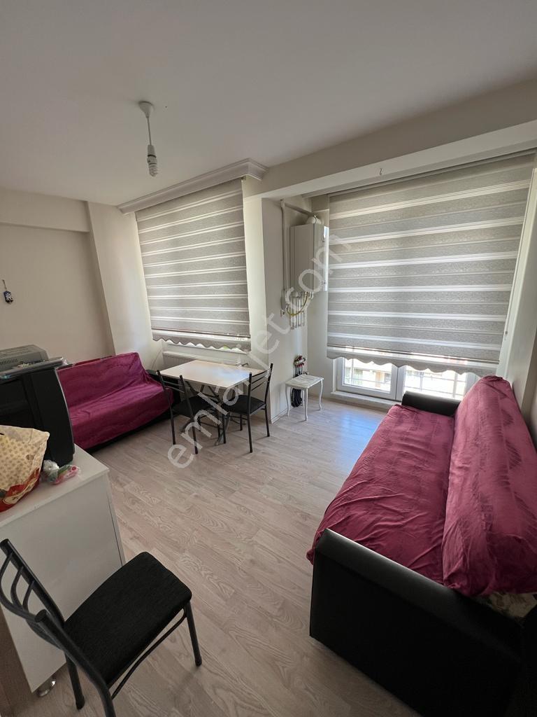 Akademi'den Cadde Yakını Ayrı Mutfaklı Eşyalı Kiralık 1+1