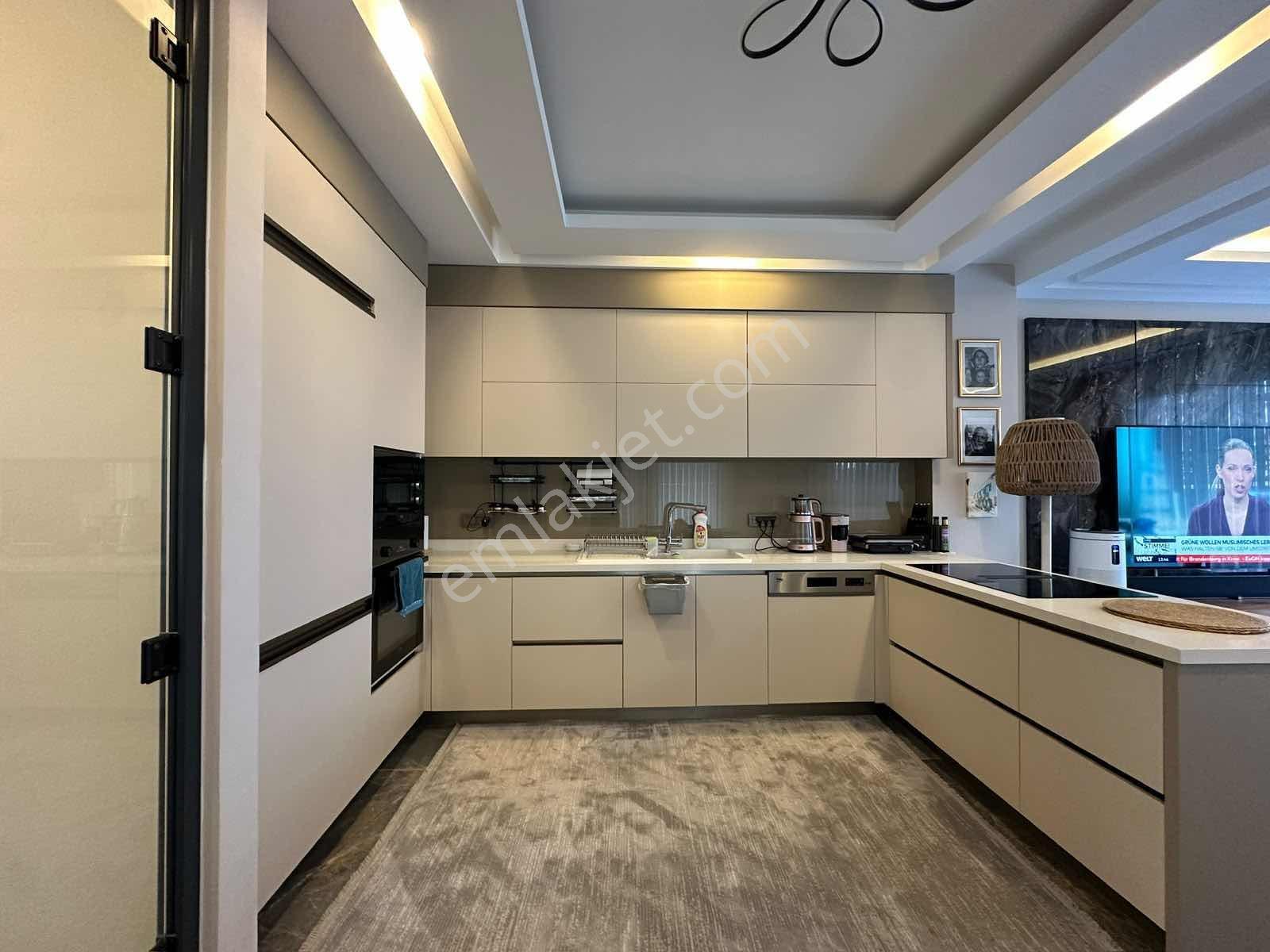 Demet Villalarında Verandalı Lüks Eşyalı Kiralık Villa - Görsel 23