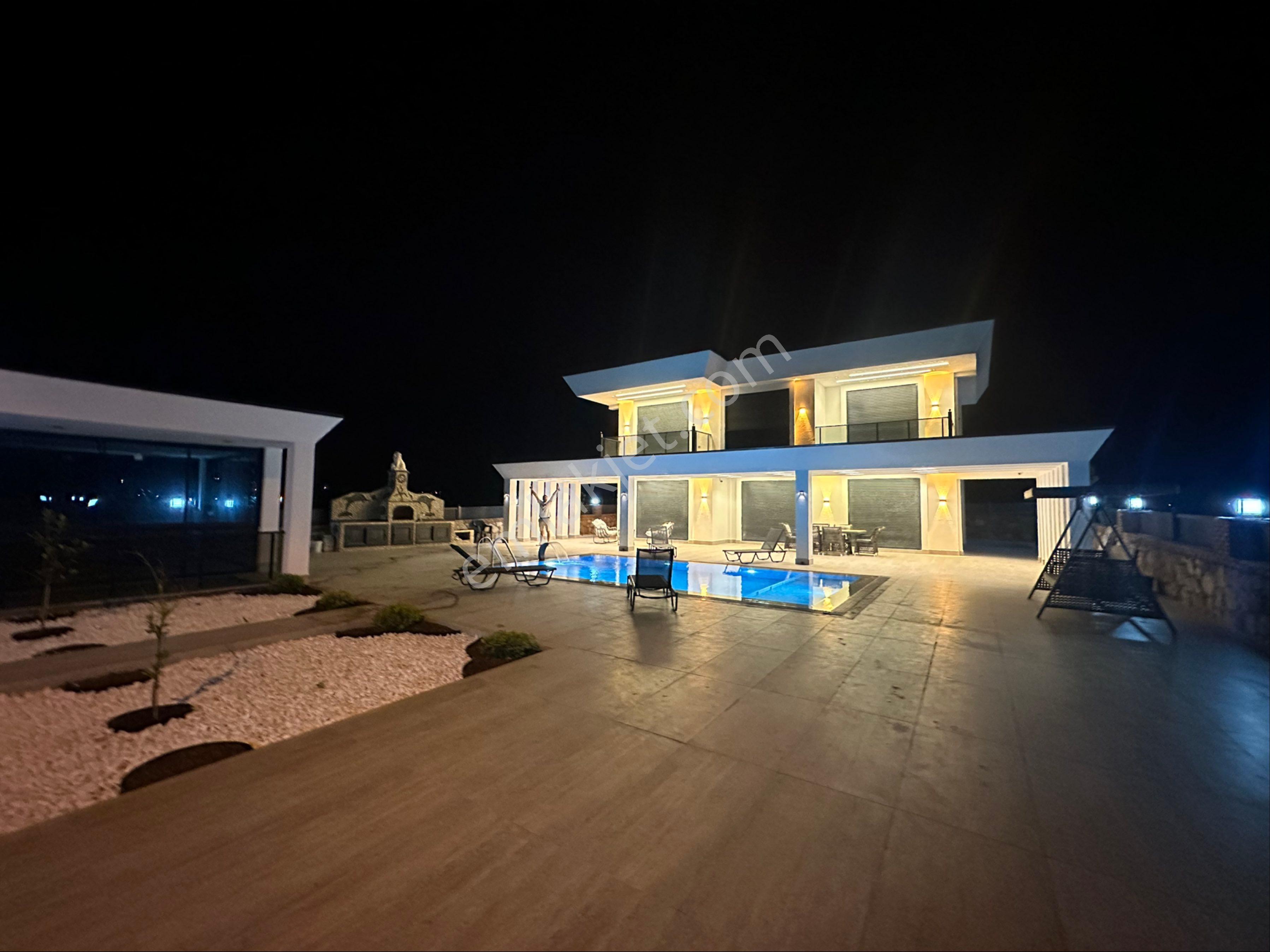 Didimde 5+1 700m2 Arsa İçende Saunalu Havuzlu Sinamalı Saray
