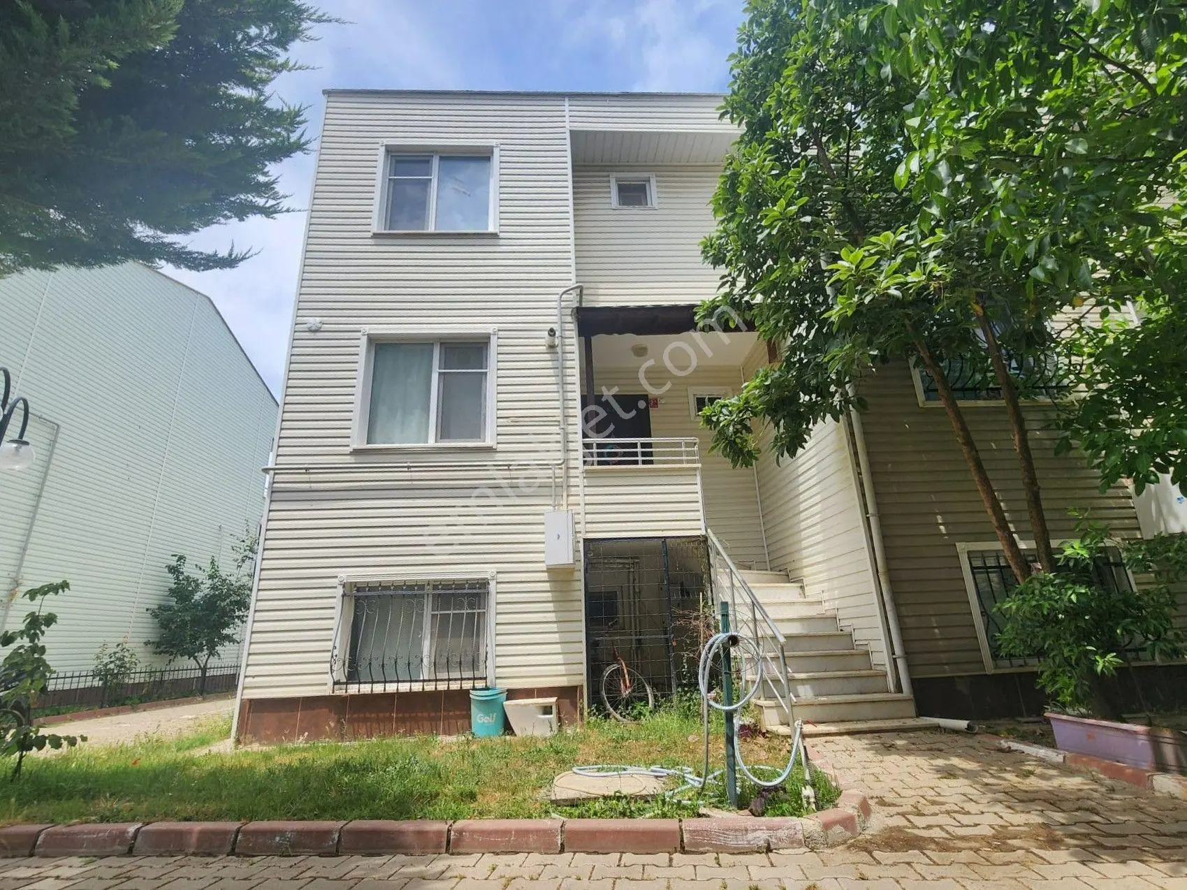 Re/max İnci'den Edremit Ülkü Yolunda Satılık 6+1 Tripleks Villa