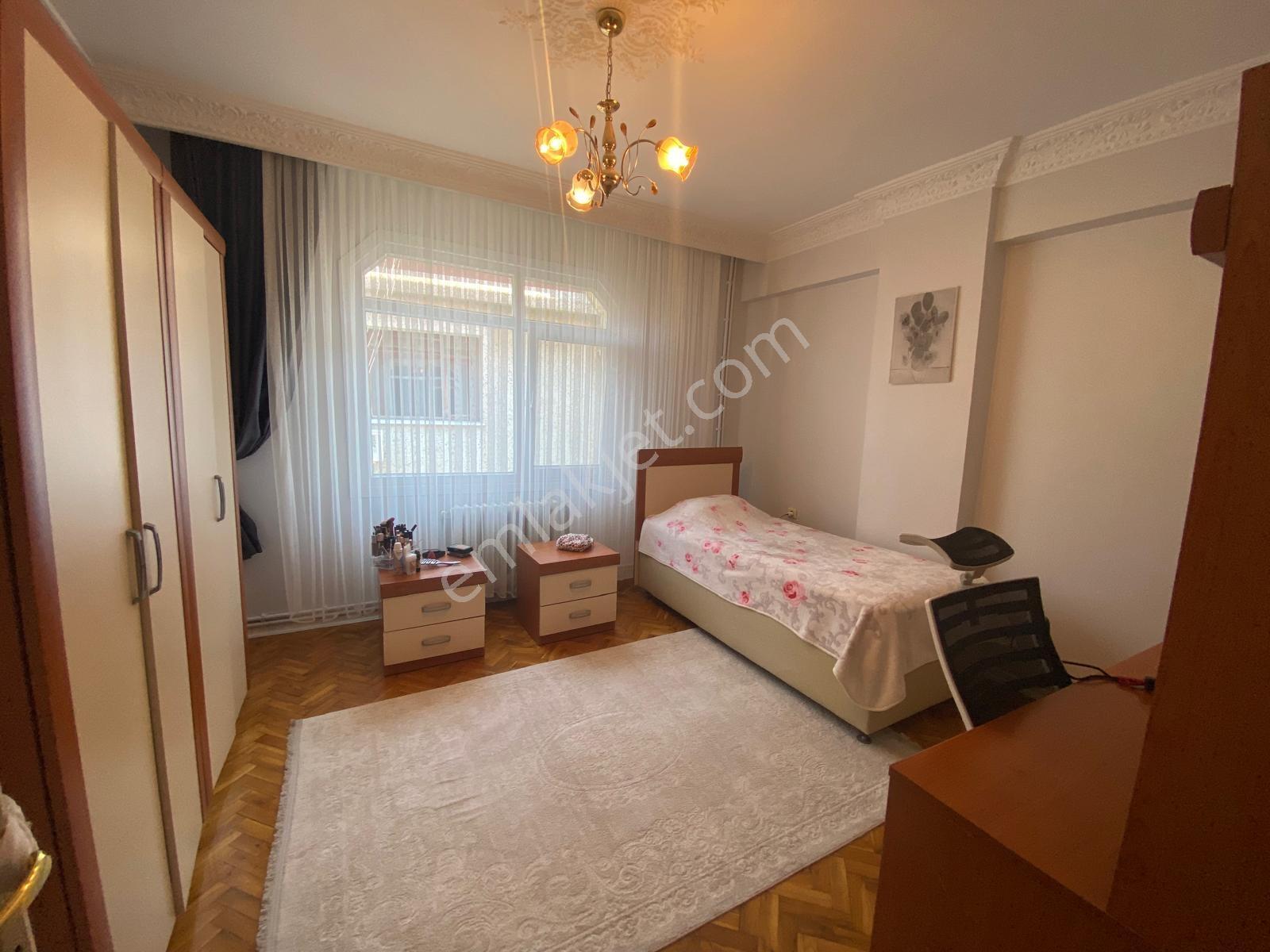 Bahçelievler Öğretmenler Evi Yakını 300 M² Dubleks 5+2 Açık Oto Parklı - Görsel 13