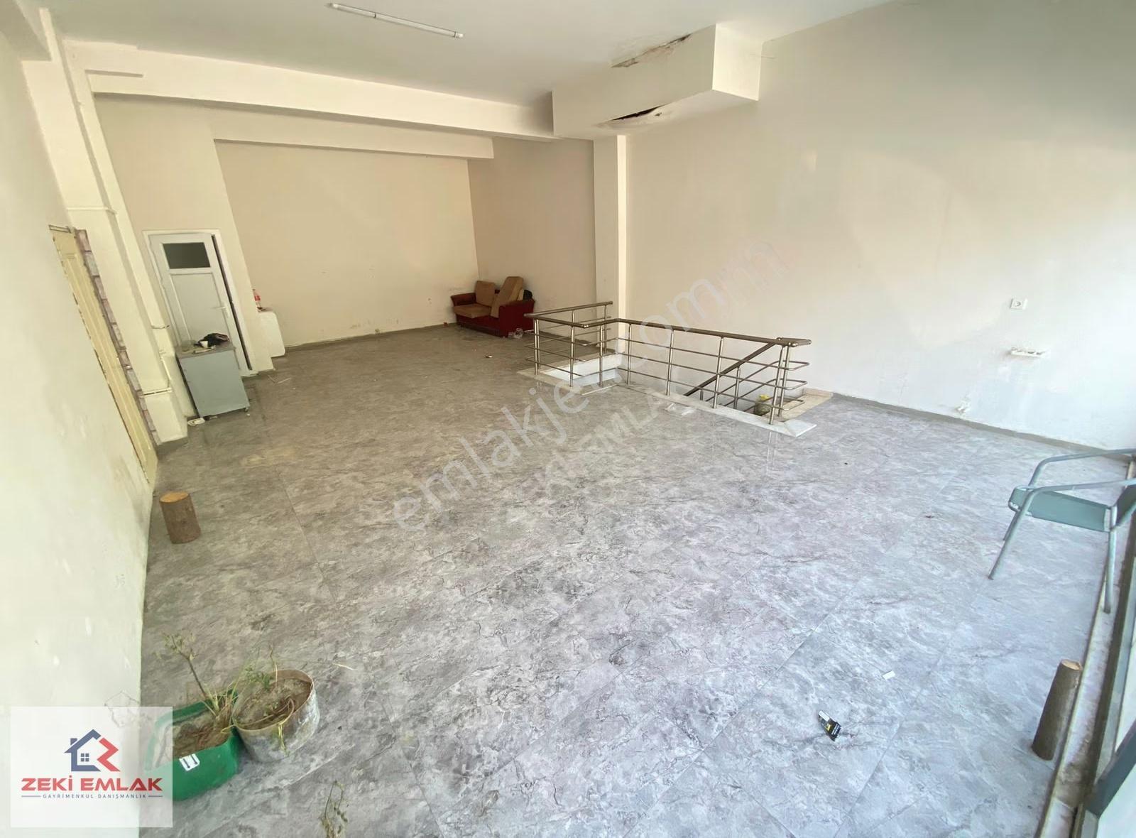 Zeki Emlak'tan Muradiye'de Caddeye Yakın Kiralık Köşe Dükkan... - Görsel 9