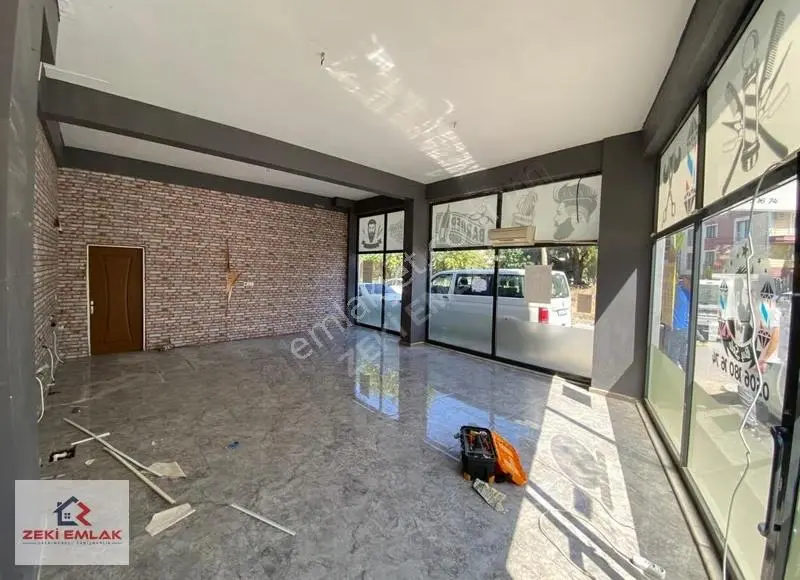 Zeki Emlak'tan Muradiye'de Caddeye Yakın Kiralık Köşe Dükkan... - Görsel 5