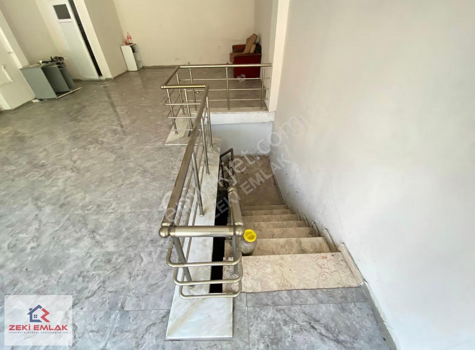 Zeki Emlak'tan Muradiye'de Caddeye Yakın Kiralık Köşe Dükkan... - Görsel 4