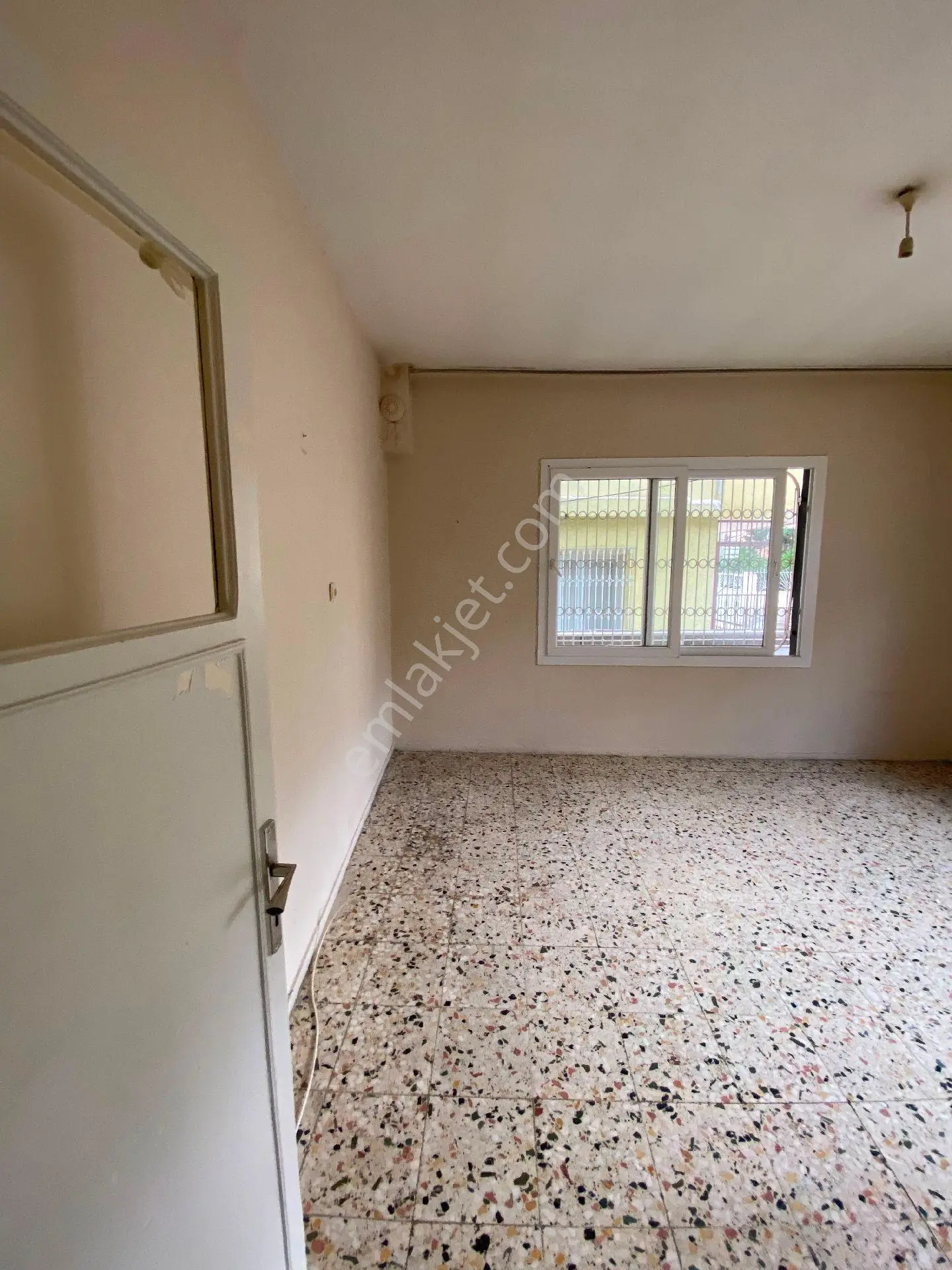 Yeşilyurt Mahallesi'nde İbo Osman Caddesine 1 Dakika Yürüme Mesafesinde Kiralık 3+1 Daire - Görsel 2
