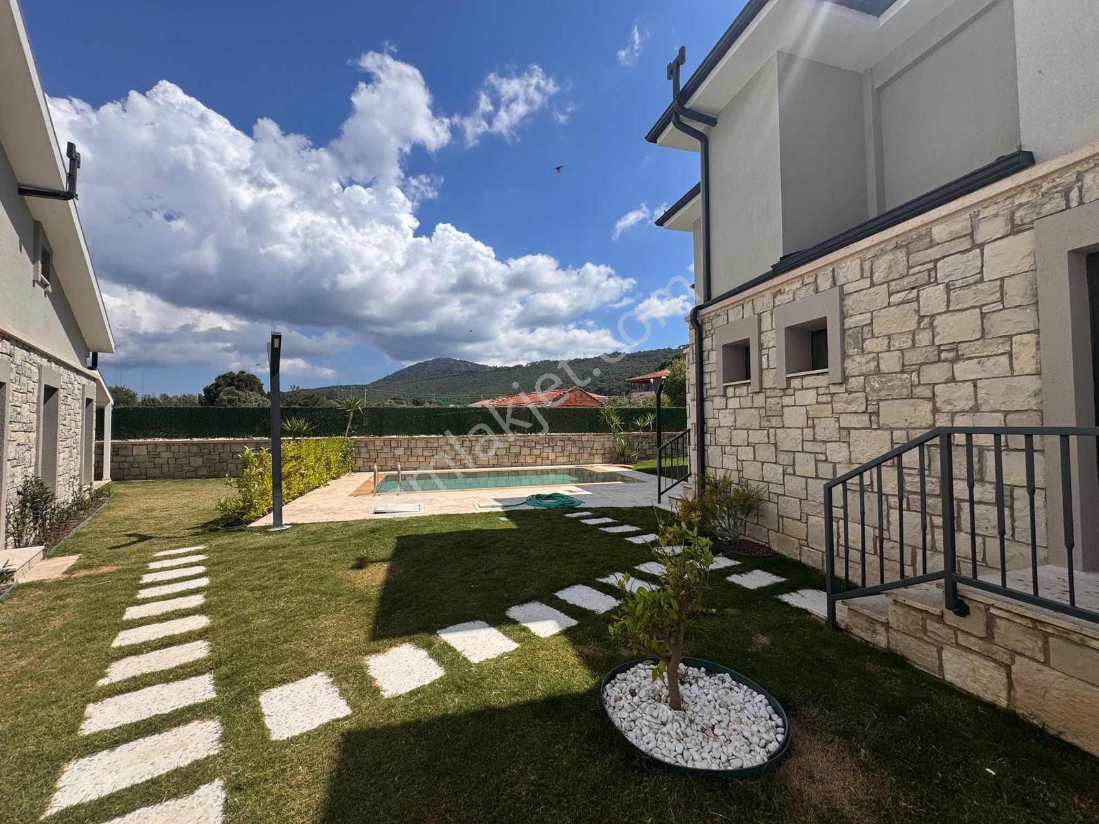 Urla Zeytinler'de Havuzlu Site İçerisinde Kiralık Lüks 2+1 - Görsel 5