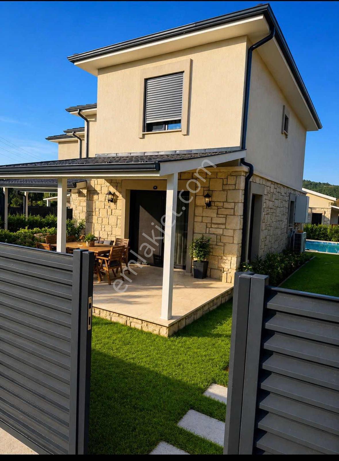 Urla Zeytinler'de Havuzlu Site İçerisinde Kiralık Lüks 2+1