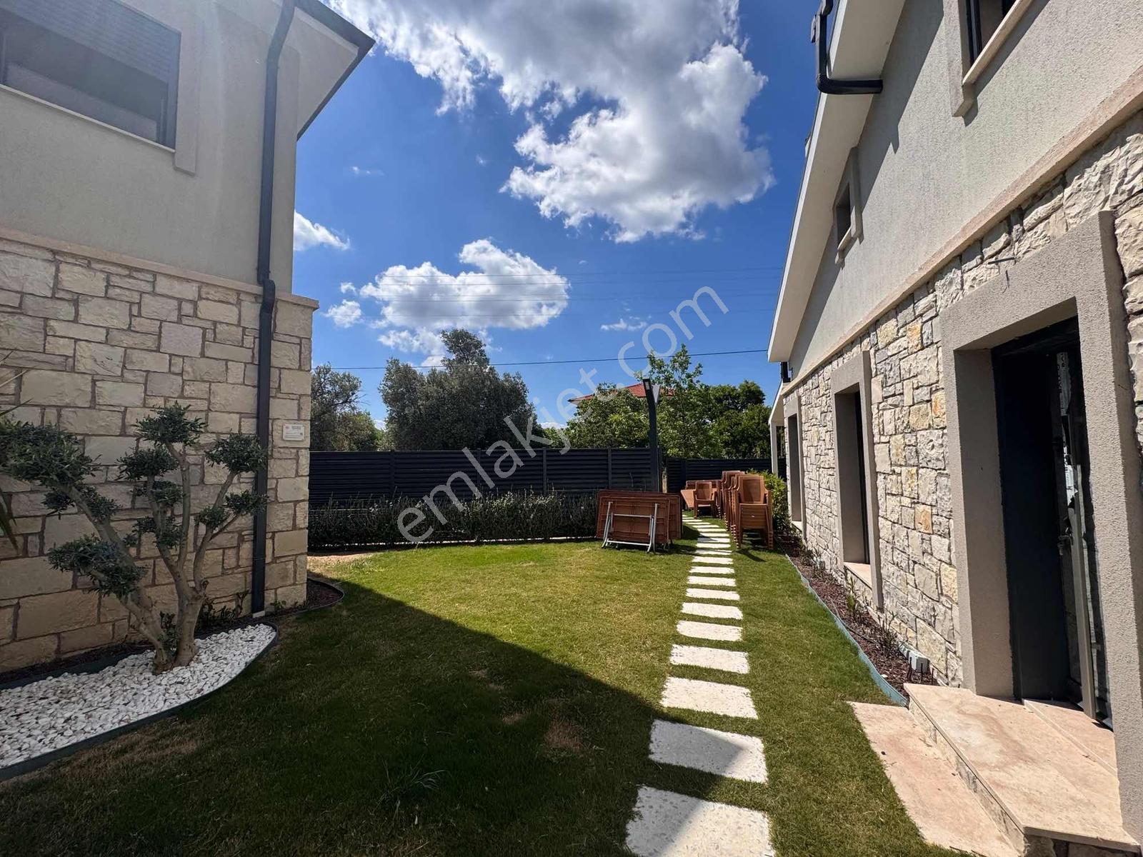 Urla Zeytinler'de Havuzlu Site İçerisinde Kiralık Lüks 2+1 - Görsel 8