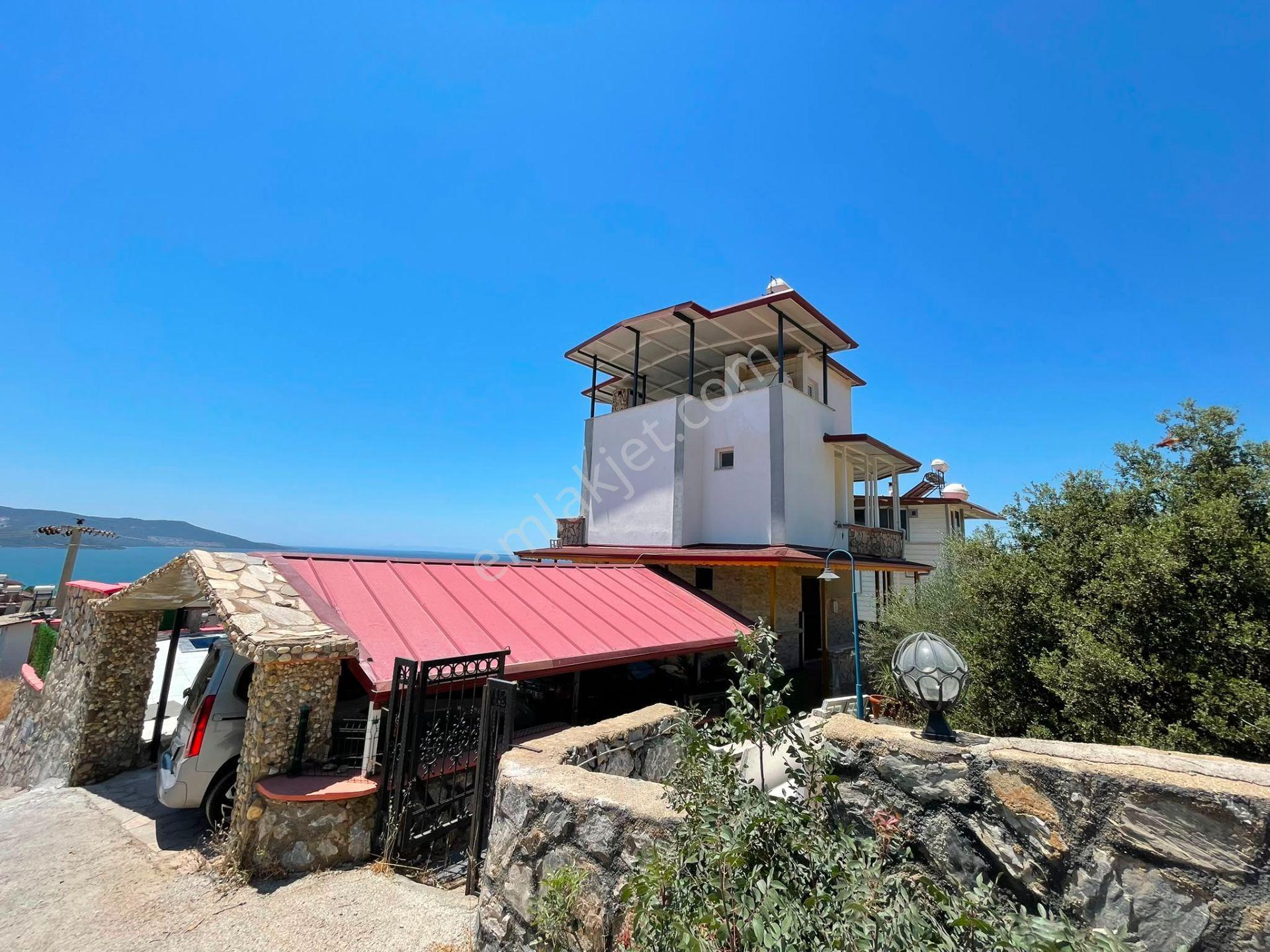 Deniz Manzaralı Köşe Konum Özel Havuzlu 4+1 Villa