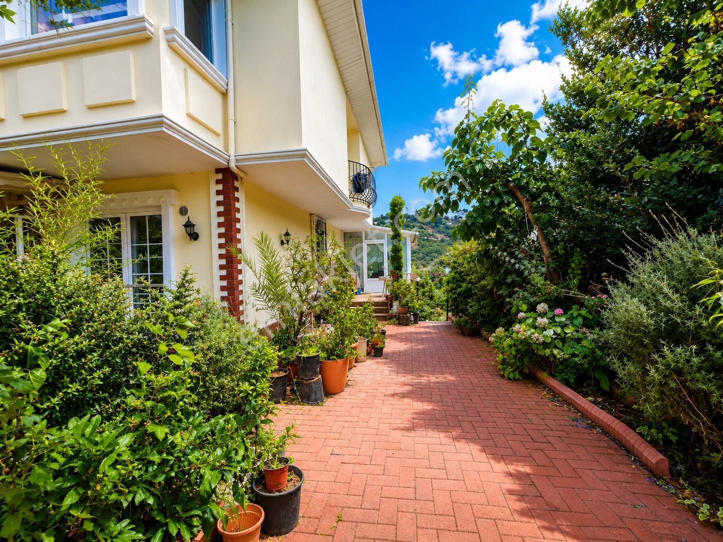 Üsküdar Çengelköy Ata-2 Sitesinde 300 M2 Boş Tripleks Villa - Görsel 9