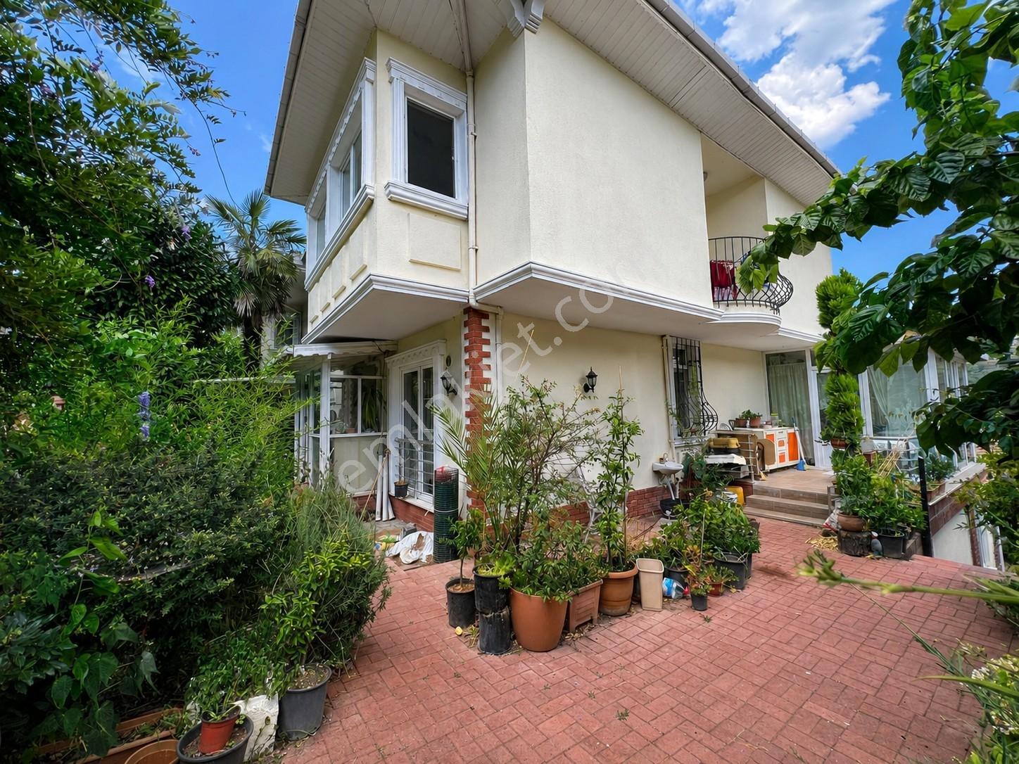 Üsküdar Çengelköy Ata-2 Sitesinde 300 M2 Boş Tripleks Villa
