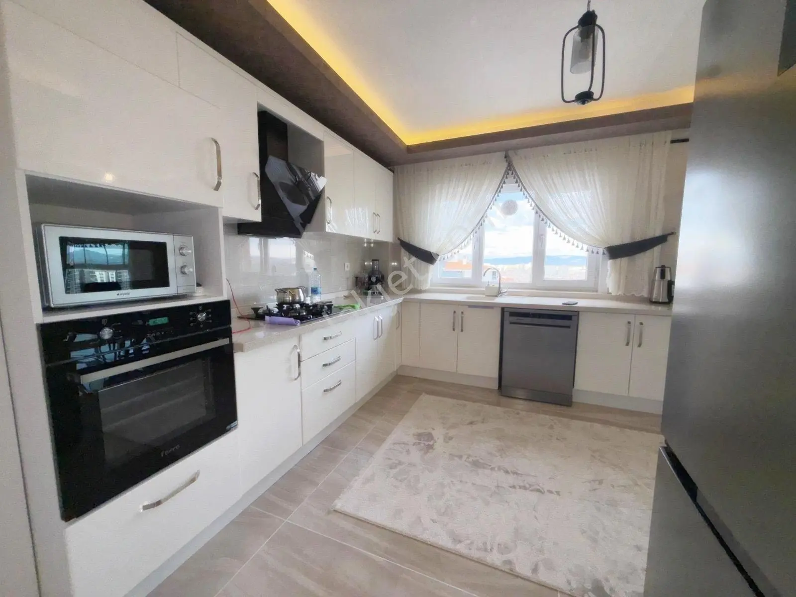 Cadde Üzerinde Full Yapılı 4+1 Satılık Okullar Bölgesinde Daire