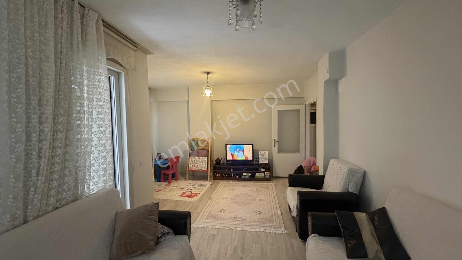 Kirazlıda Site İçerisinde 2+1 85 M2 Balkonlu Geniş Daire - Görsel 2