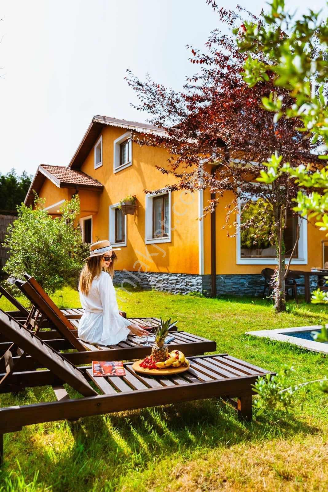 Sapanca Kırkpınar'da Eşyalı Havuzlu Bahçeli Villa
