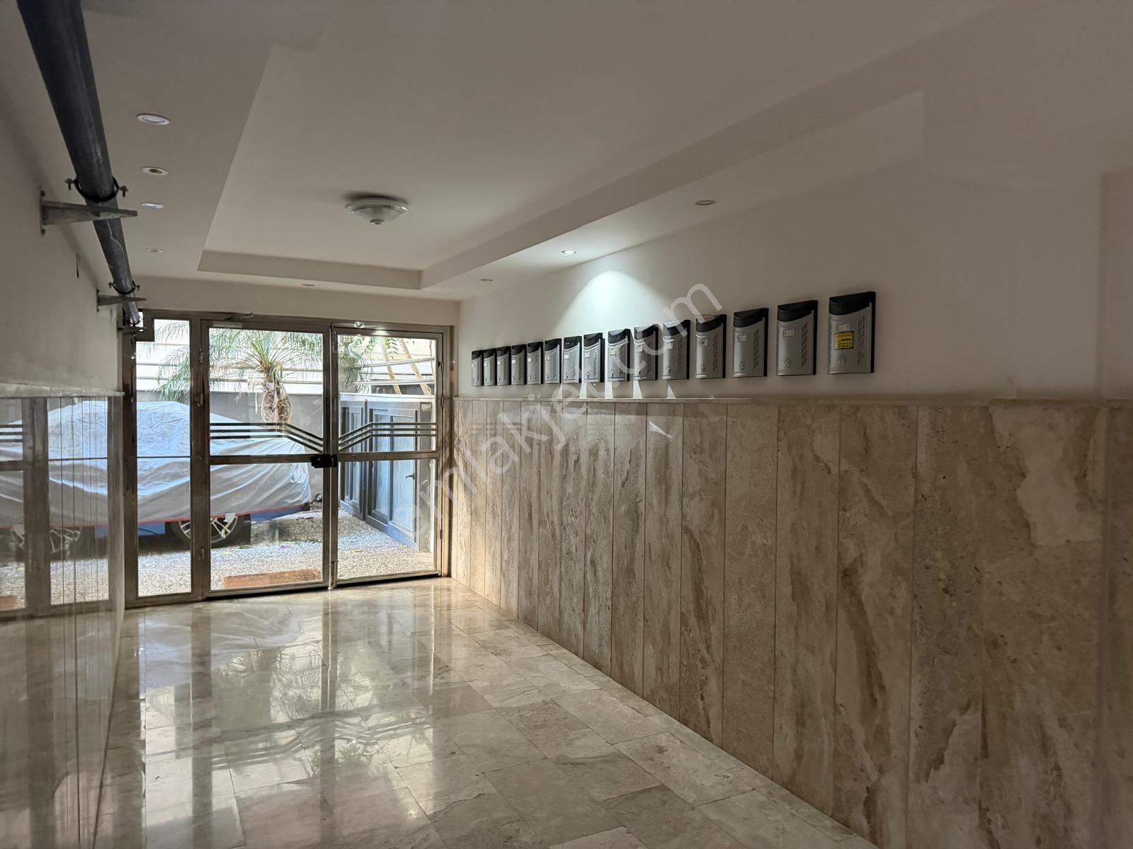 İzmir Karşıyaka Bostanlı'da Nezih Bir Apartman Kiralık 2+1 Daire - Görsel 25