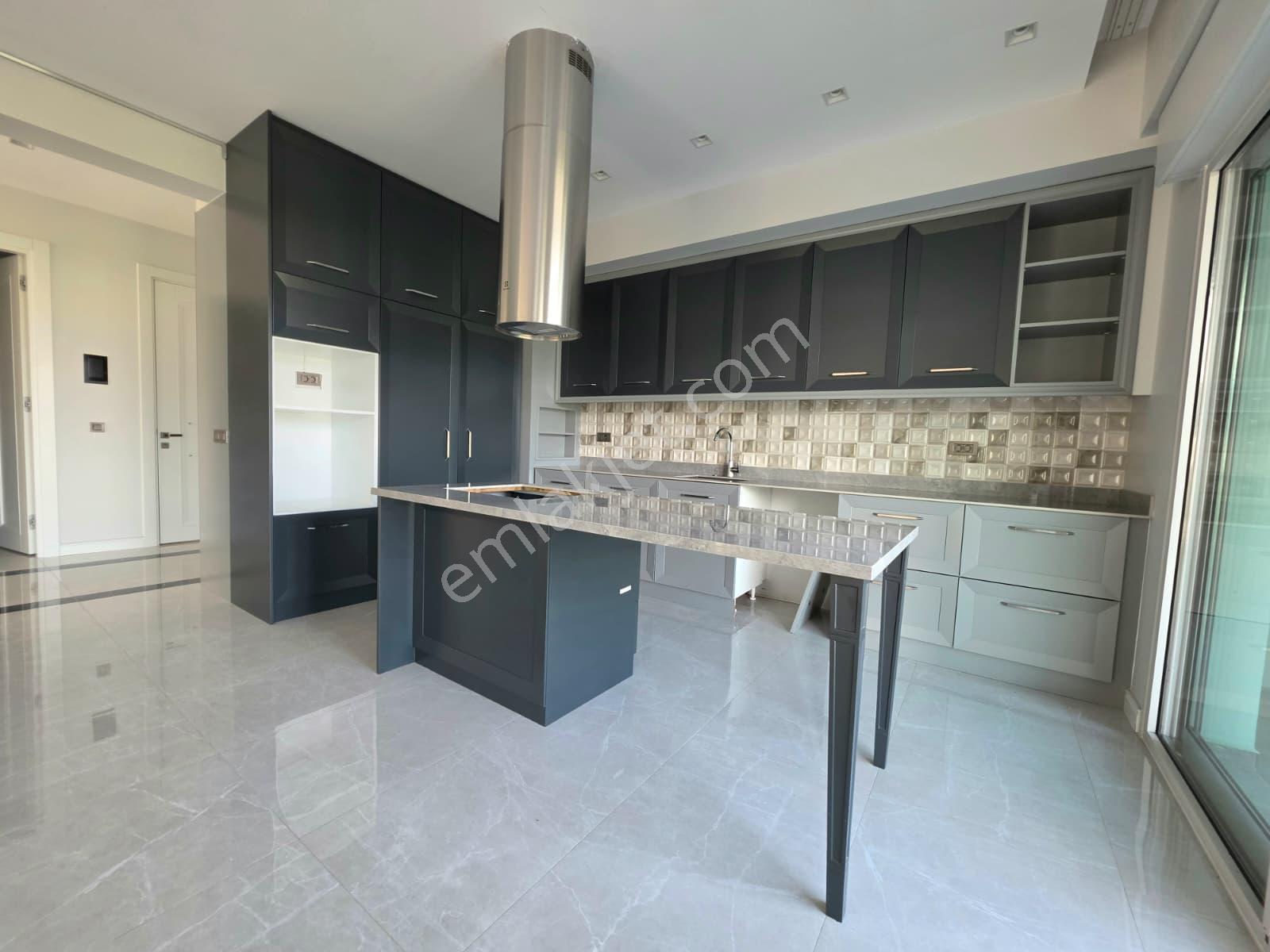 Park Marine'de Doğa Ve Şehir Manzaralı 215 M² Ara Kat 4,5+1