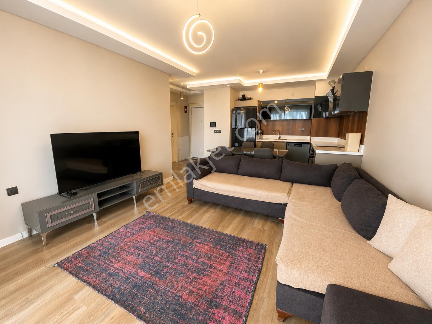 Alaçatı'dan İncek'te Bulvar Yakını 1+1 Eşyalı Kiralık Daire