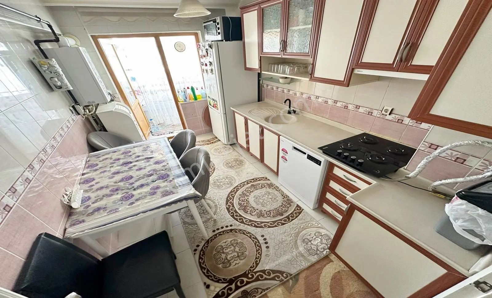 Kanuni'de Asansörlü Ara Kat Cadde Yakını Ön Cephe 3+1 Daire