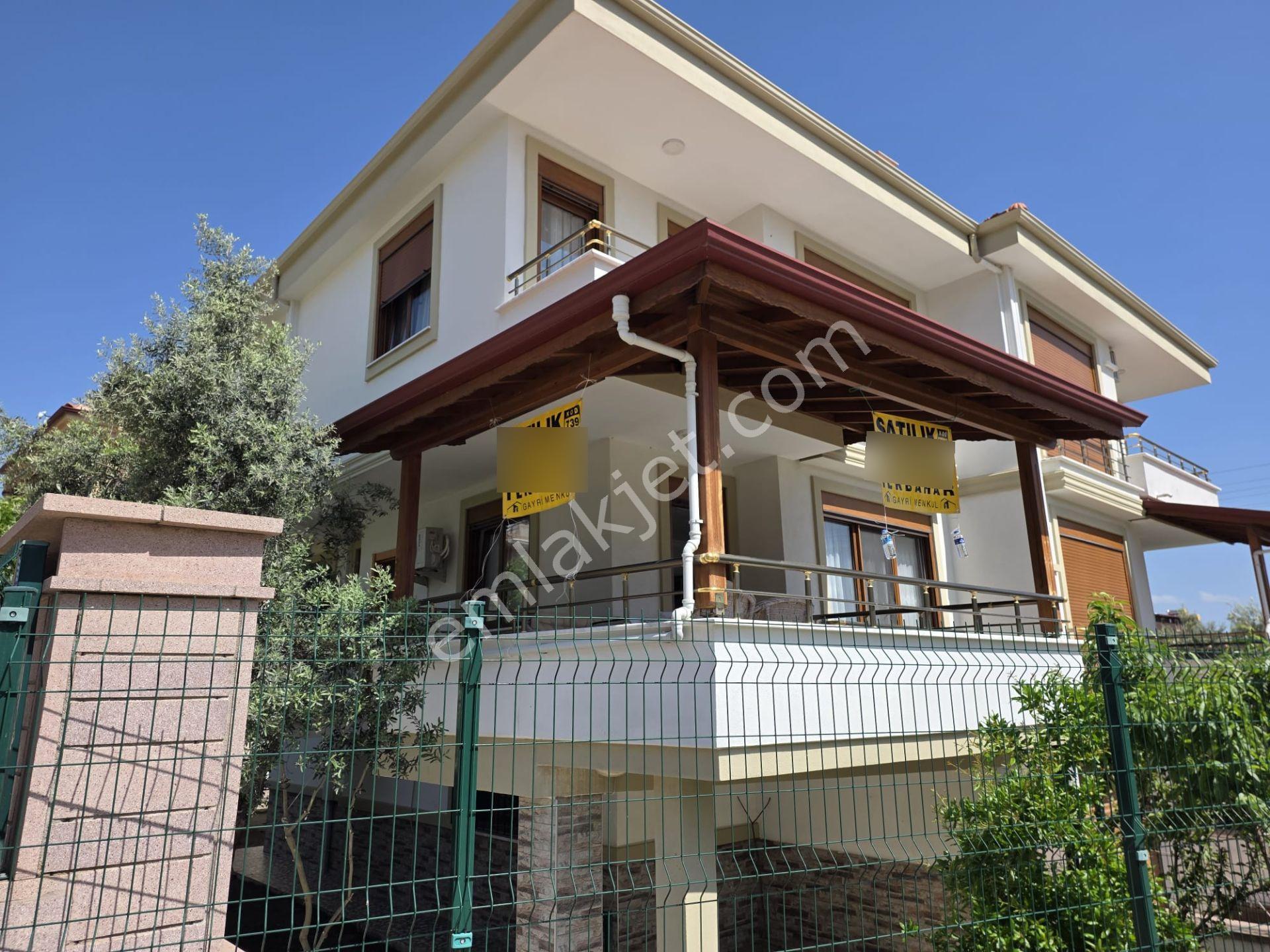 Altınoluk İlkbahar'dan 200m2 Arsa İçinde Deniz Manzaralı Garajlı Bahçeli Lüx Fırsat Villa
