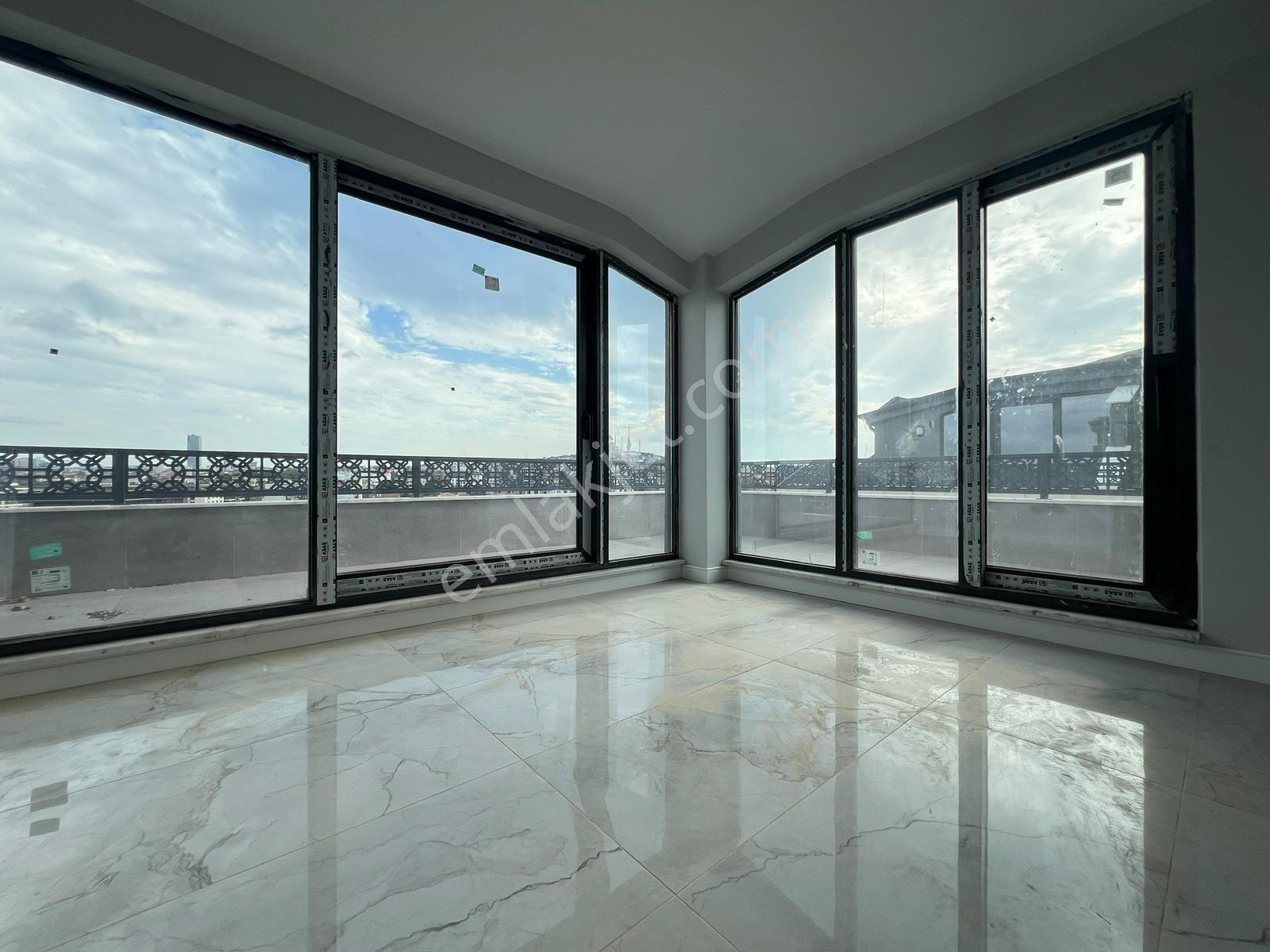 Çengelköy De 3 Bloklu Butik Sitede 6+2 Satılık Dublex - Görsel 19