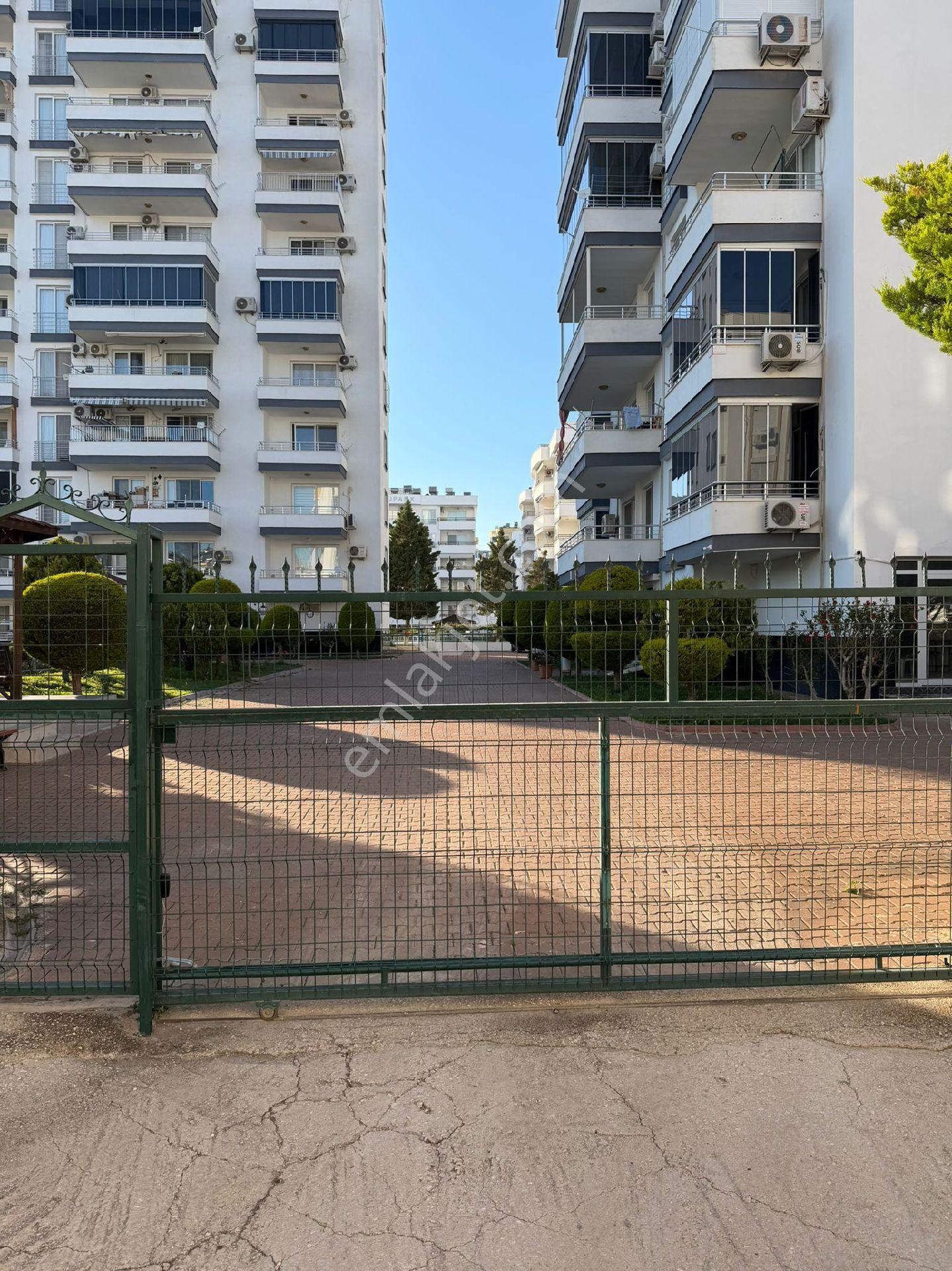 Eylem Emlak'tan Mersin Atakent'te Havuzlu Eşyalı 2+1 Yıllık Kiralık Daire