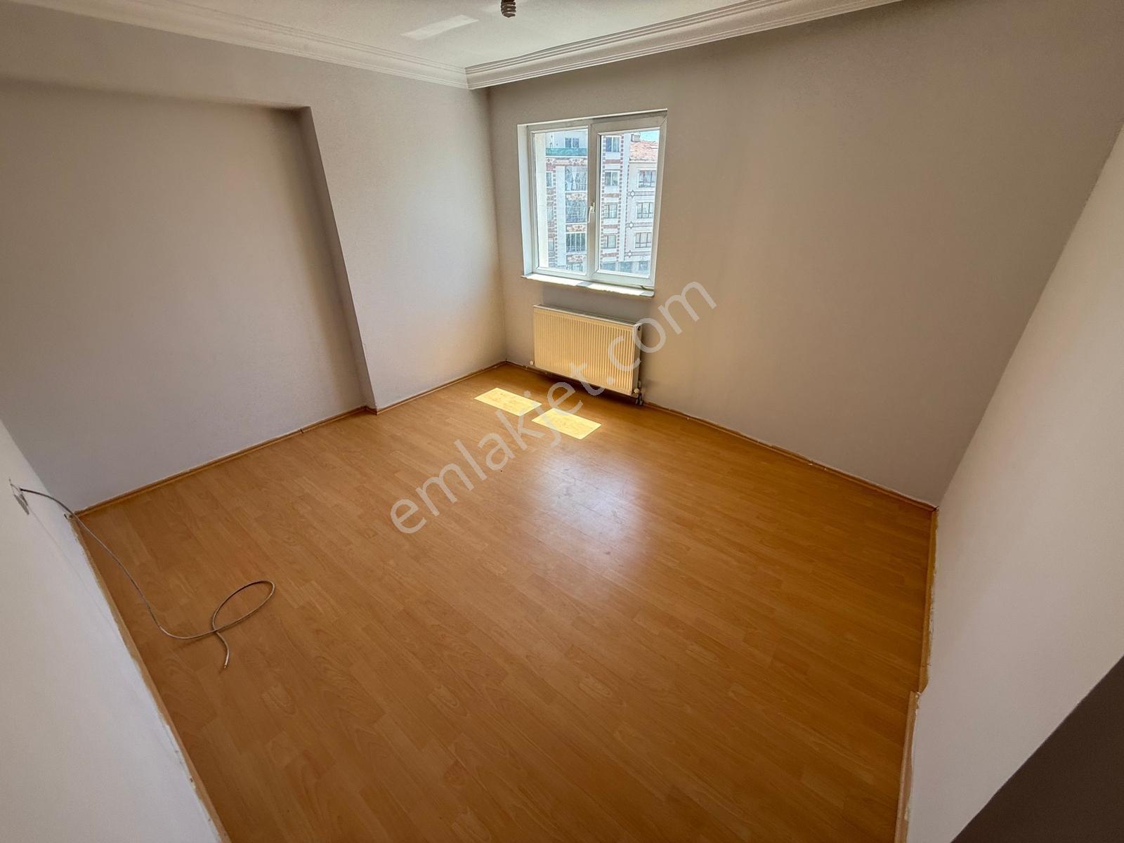 Alsancak Mah Katta Tek Daire Ön Cephe Ara Katta Kiralık 3+1 - Görsel 30