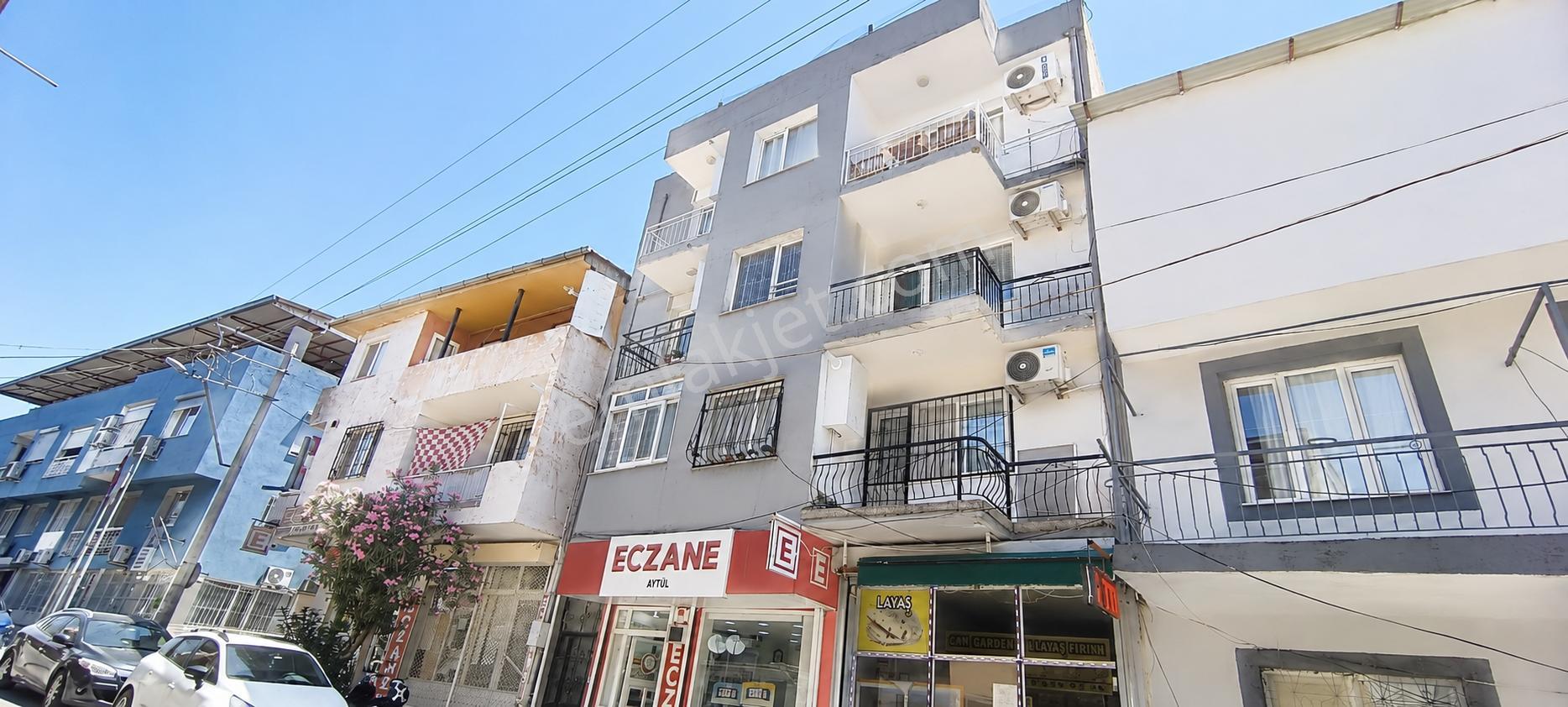 Bayraklı Yamanlar’da 3+1 | 3 Balkonlu | Doğalgaz Kombili | Çift Cepheli Geniş Daire