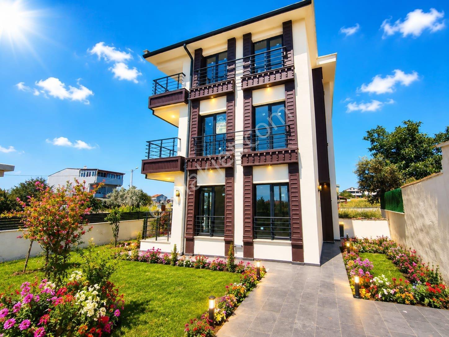 Kartallar'dan Denize Yakın Merkezde Büyük Bahçeli Yazlık Villa..