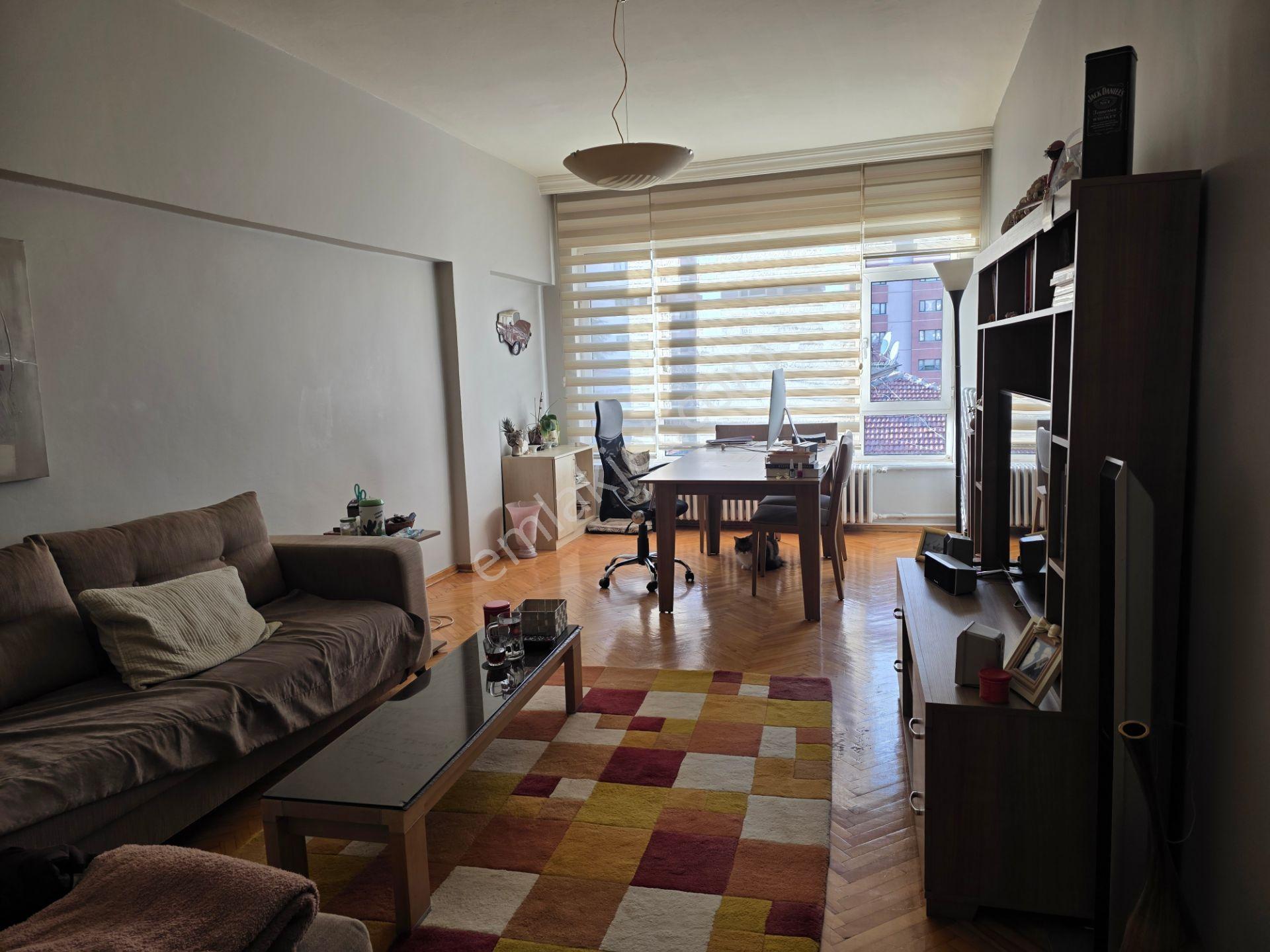 Hoşdere Caddesi' Nde; Balkonlu + Bakımlı + Gömme Dolaplı 2+1